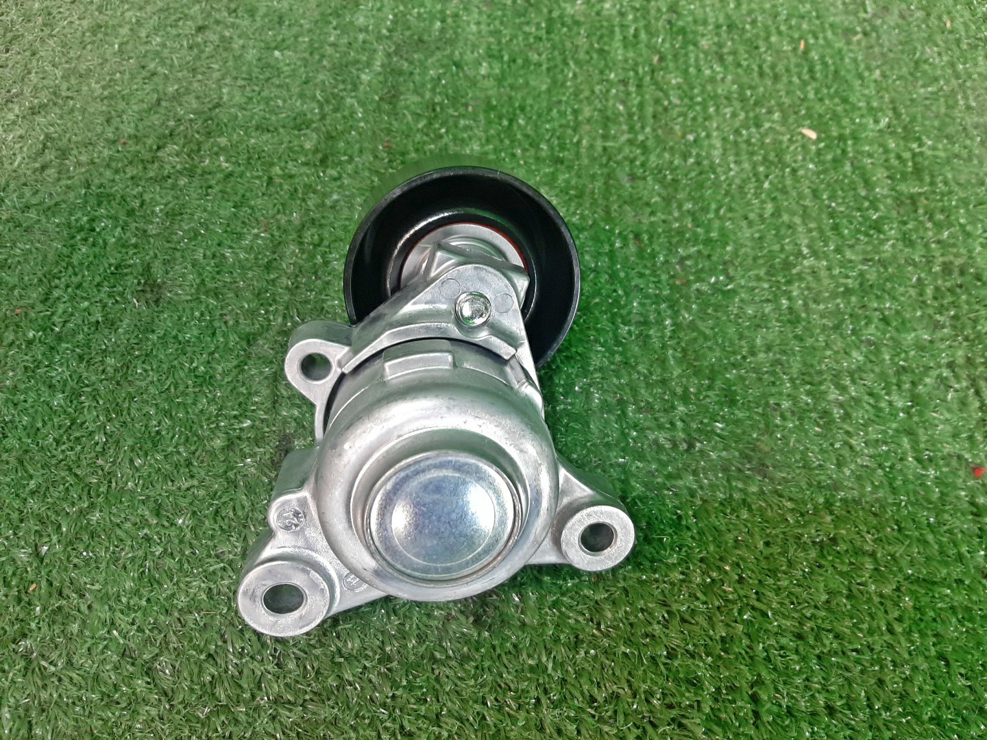 Натяжитель приводного ремня TOYOTA LAND CRUISER VJA300W V35A-FTS 16610-70010 2 ракурс Натяжитель приводного ремня TOYOTA LAND CRUISER VJA300W V35A-FTS 16610-70010 2 ракурс