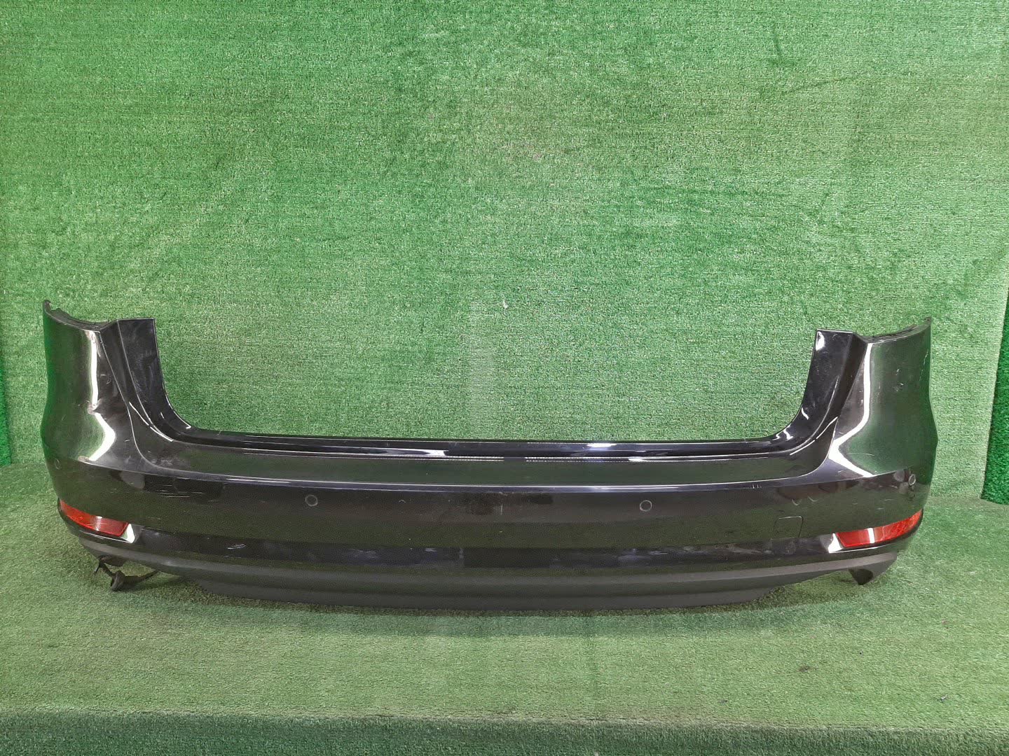 Бампер задний AUDI A4 8W2 8W5807067A 1 ракурс