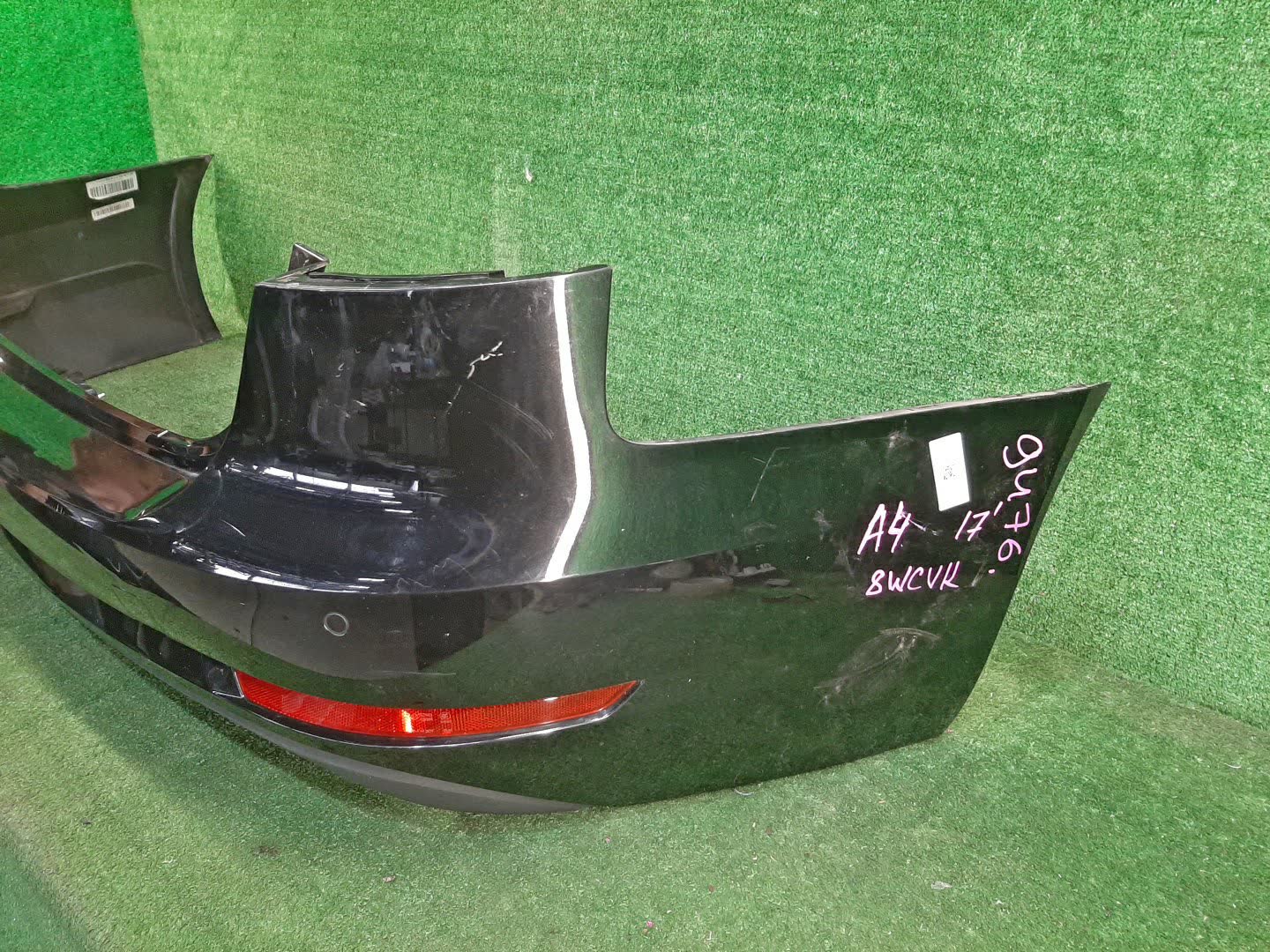 Бампер задний AUDI A4 8W2 8W5807067A 3 ракурс