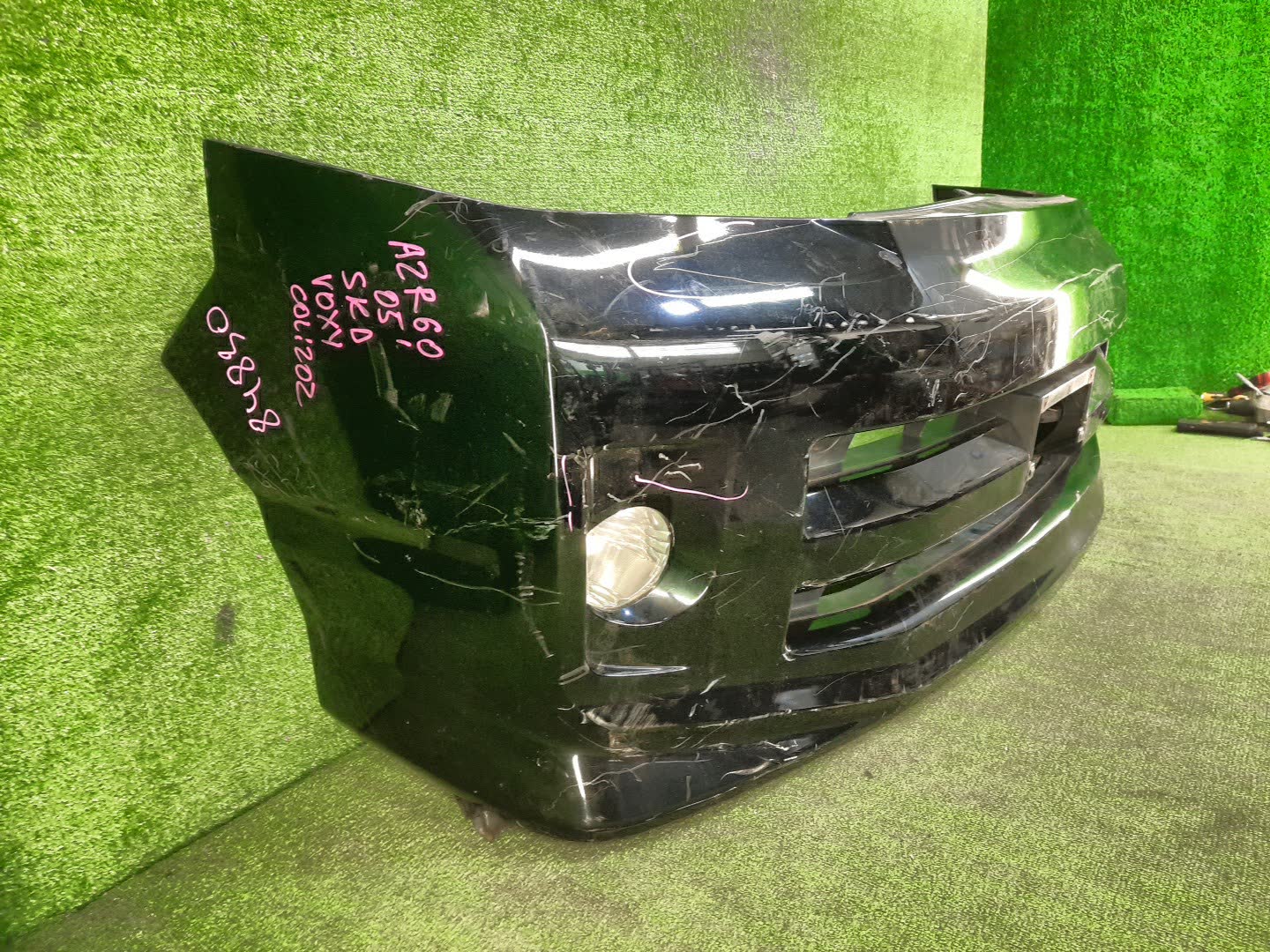 Бампер передний TOYOTA VOXY AZR60G, AZR65G 84830 2 ракурс