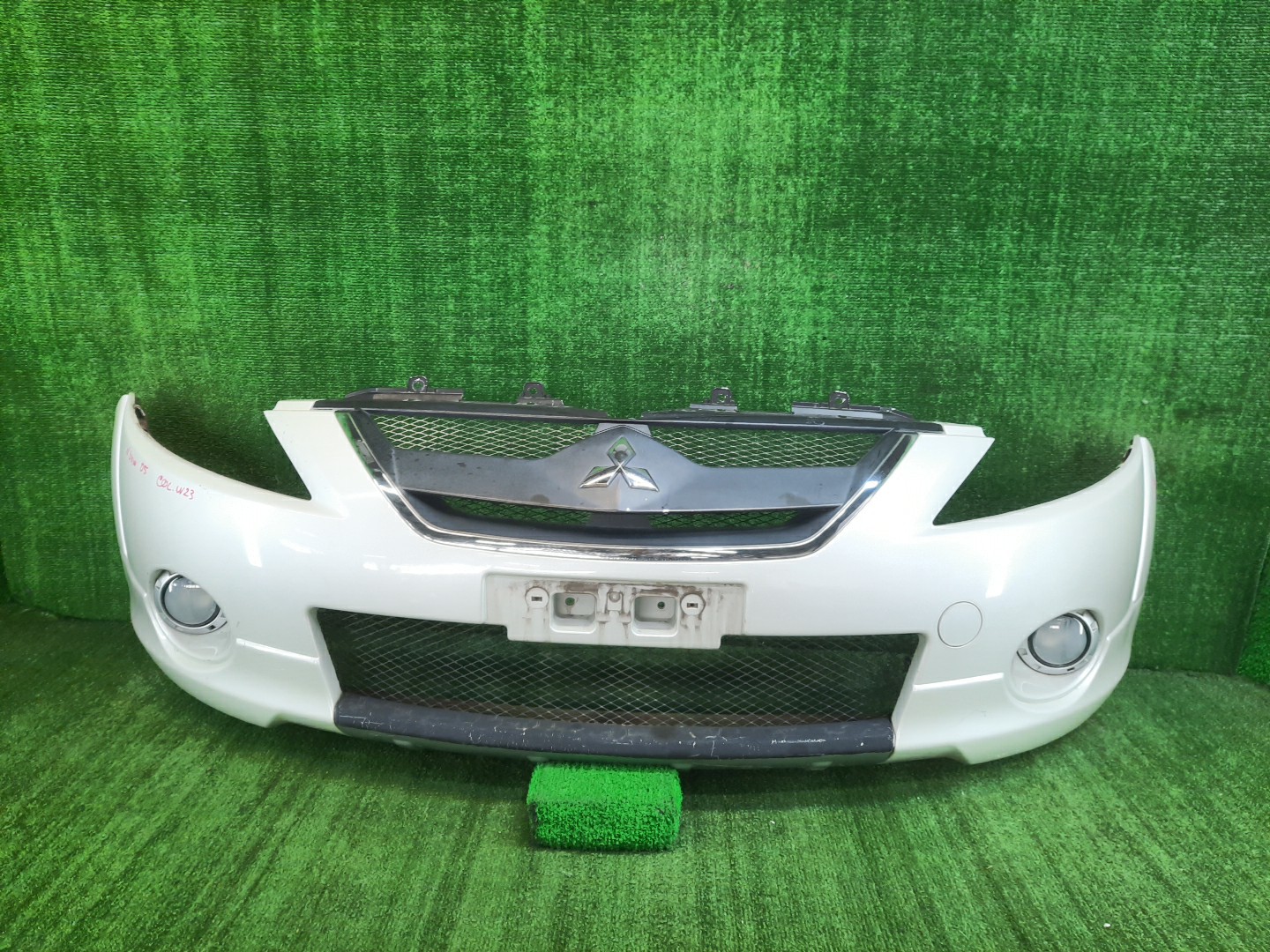 Бампер передний MITSUBISHI GRANDIS NA4W 9517 2 ракурс