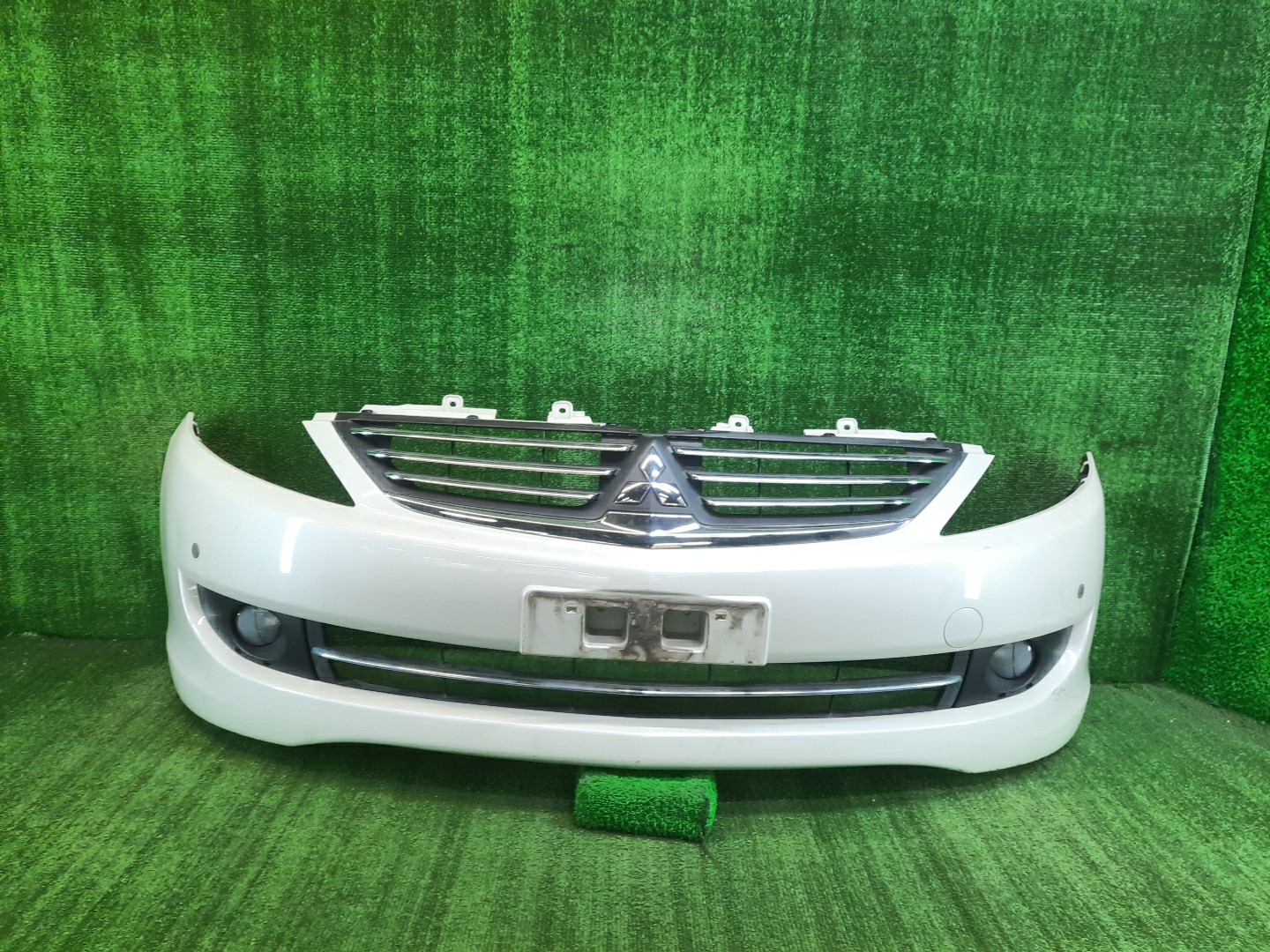 Бампер передний MITSUBISHI GRANDIS NA4W 9810 1 ракурс