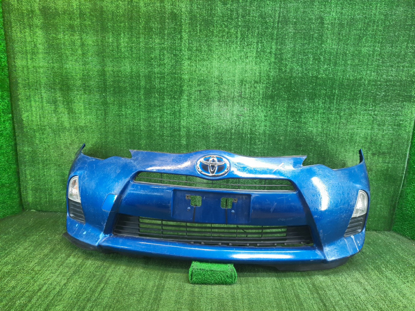Бампер передний TOYOTA AQUA NHP10 9837 1 ракурс