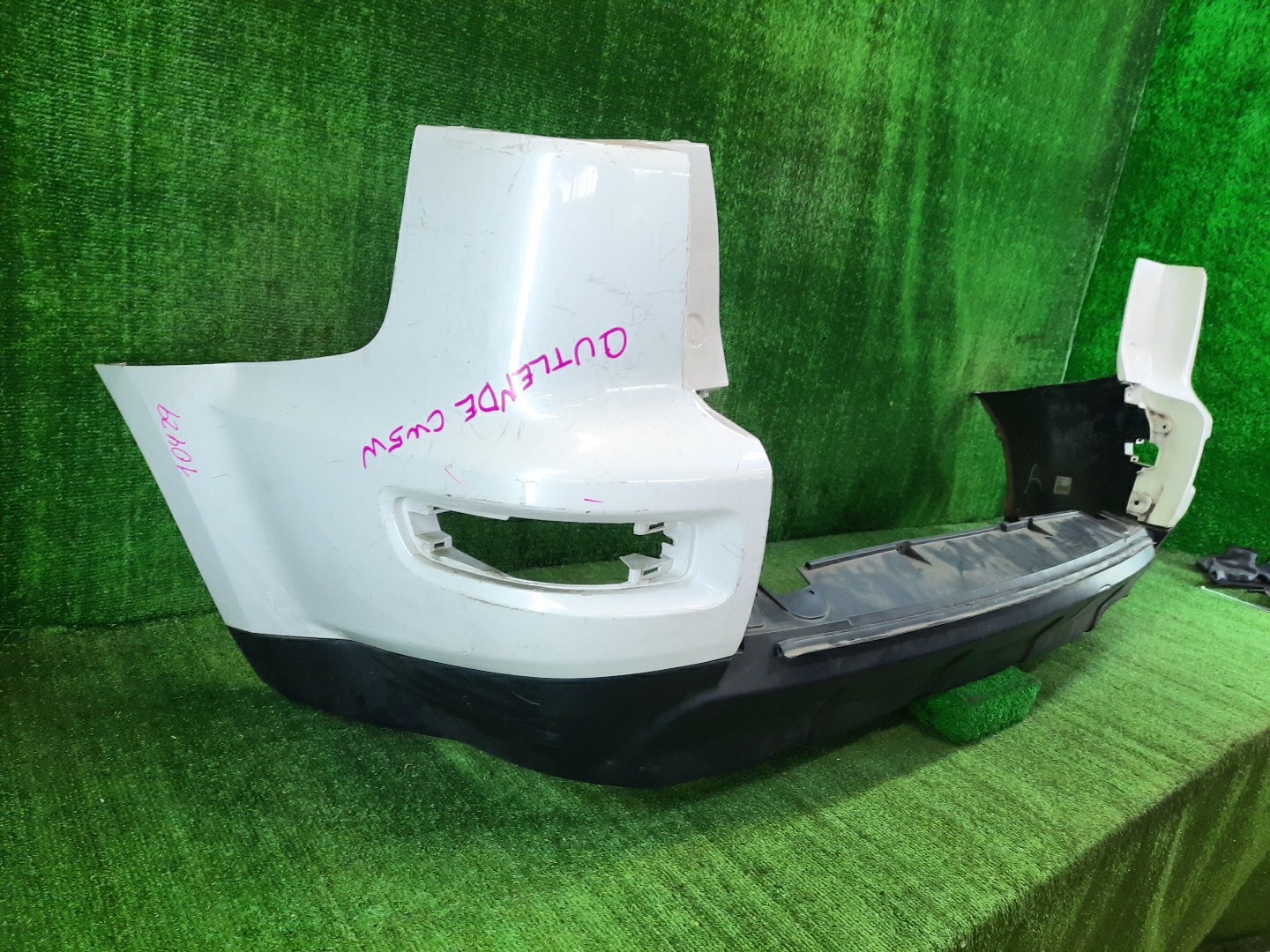 Бампер задний MITSUBISHI OUTLANDER CW4W, CW6W, CW5W 10429 3 ракурс Бампер задний MITSUBISHI OUTLANDER CW4W, CW6W, CW5W 10429 3 ракурс