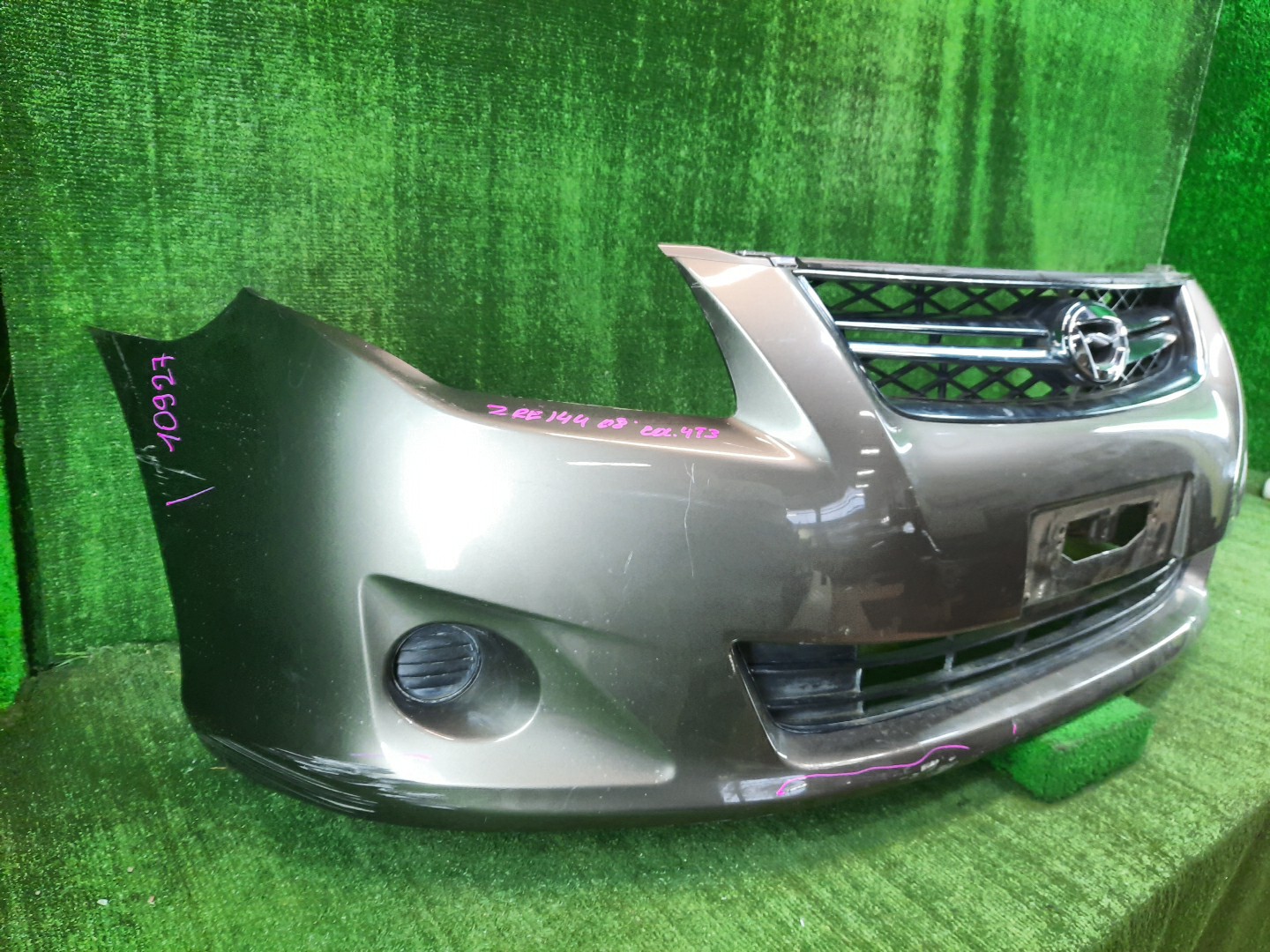 Бампер передний TOYOTA COROLLA FIELDER, COROLLA AXIO ZRE144G, ZRE142G, NZE144G, NZE141G, NZE141, NZE144, ZRE142, ZRE144 10927 3 ракурс Бампер передний TOYOTA COROLLA FIELDER, COROLLA AXIO ZRE144G, ZRE142G, NZE144G, NZE141G, NZE141, NZE144, ZRE142, ZRE144 10927 3 ракурс