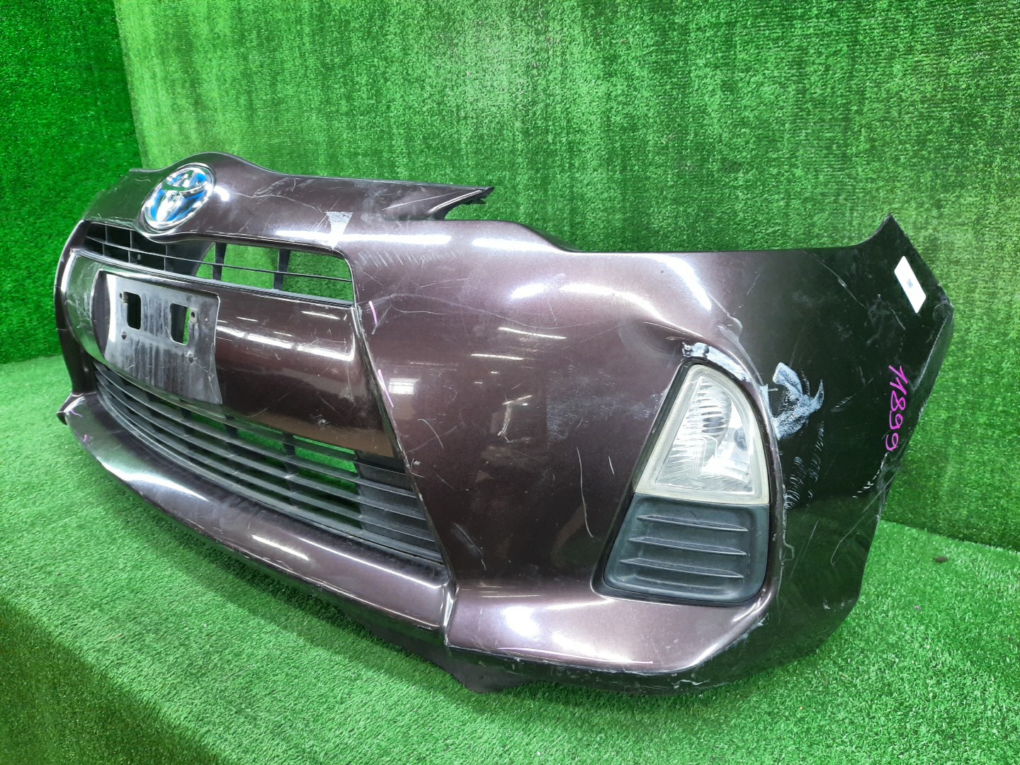 Бампер передний TOYOTA AQUA NHP10 11899 3 ракурс