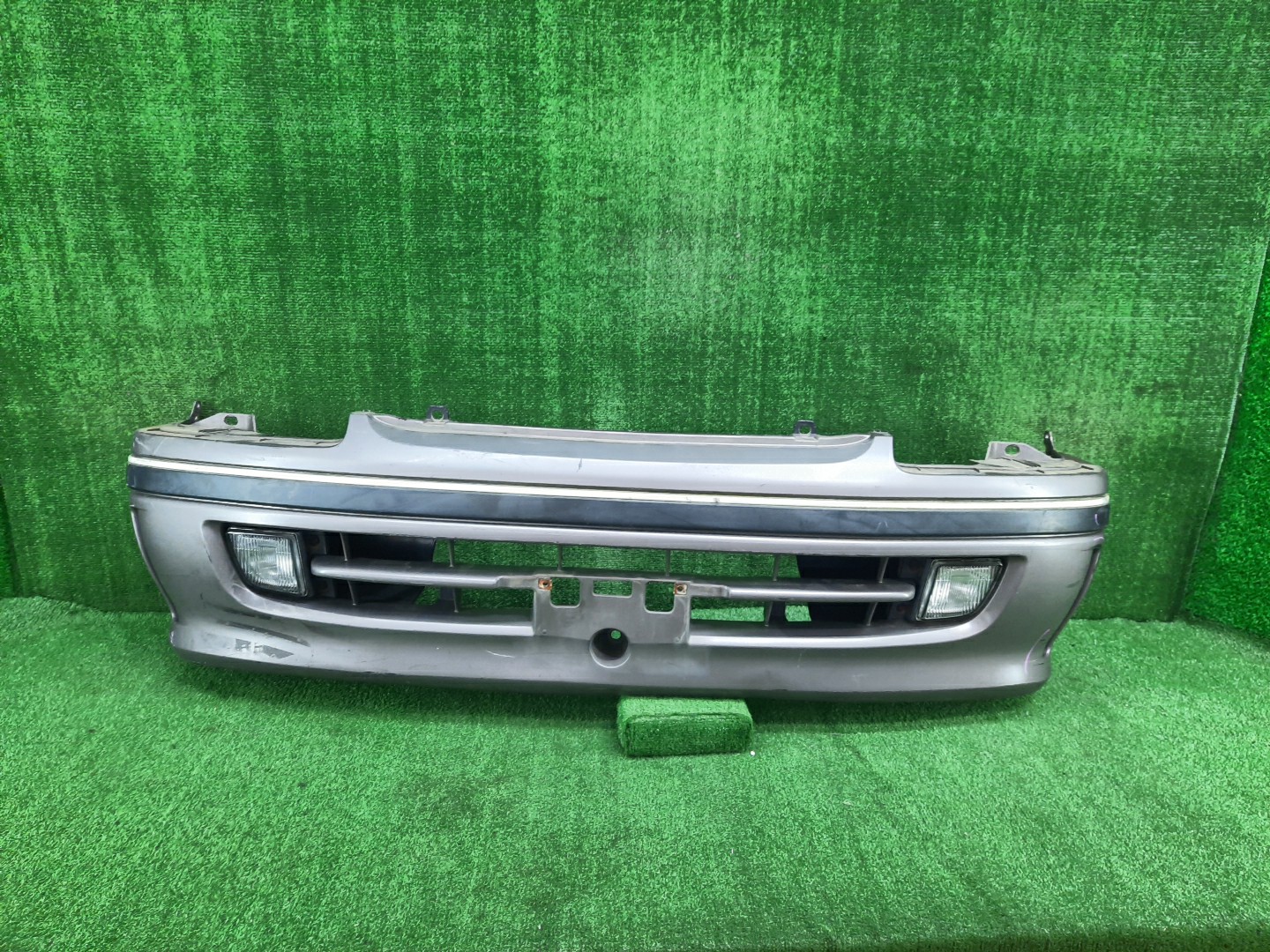 Бампер передний TOYOTA HIACE TRH102V, TRH112V, LH129V, YY101, KZH138V, KZH100G, KZH106G, LH100G, LH107G, LH119V, LH186, KZH120G, LH172V, LH106, LH113V, RZH101G, KZH116G, KZH126G, LH178V, RZH100G, LH109, RZH102V, LH103V, LH168V 12121 1 ракурс