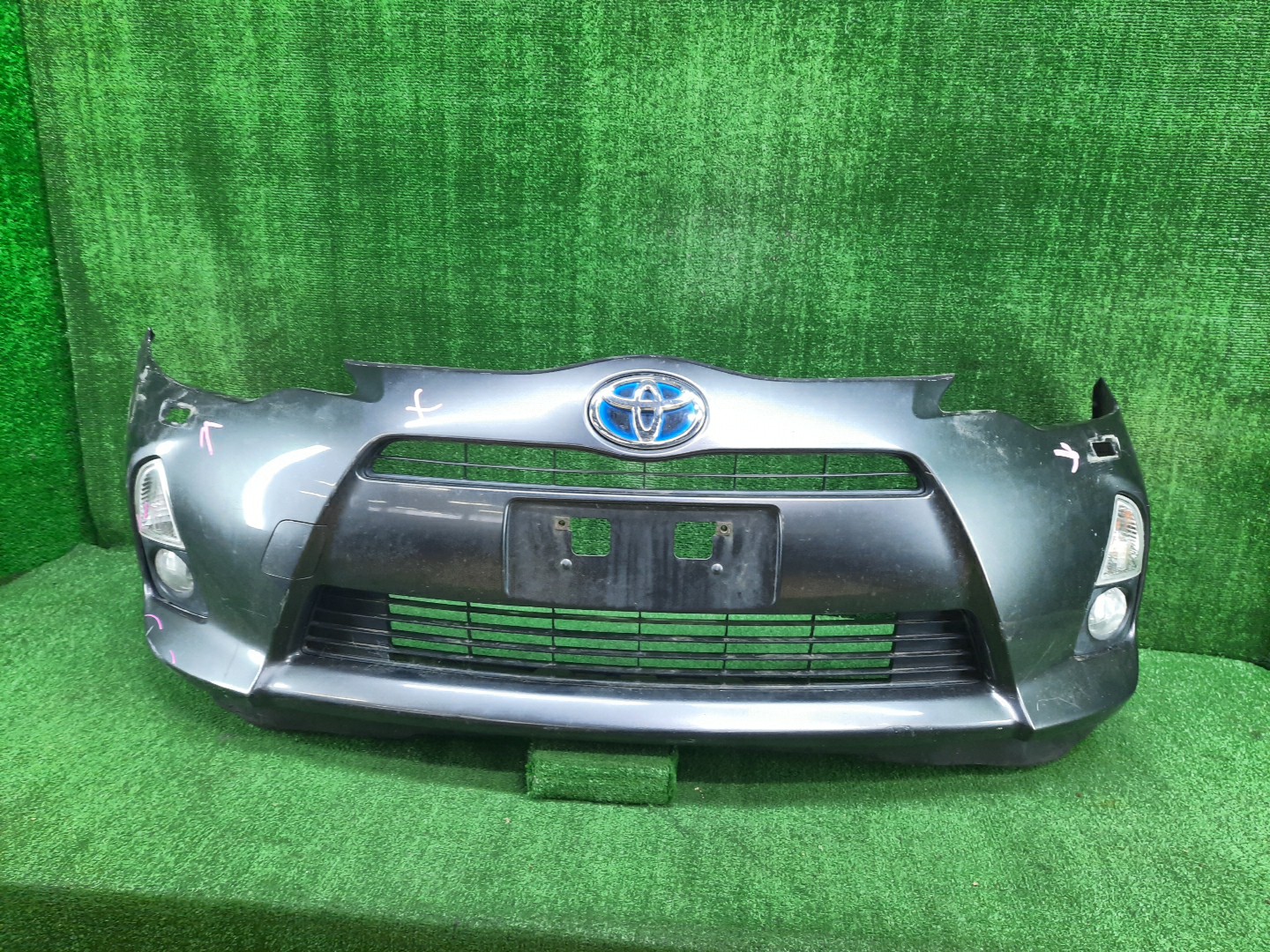 Бампер передний TOYOTA AQUA NHP10 12799 1 ракурс