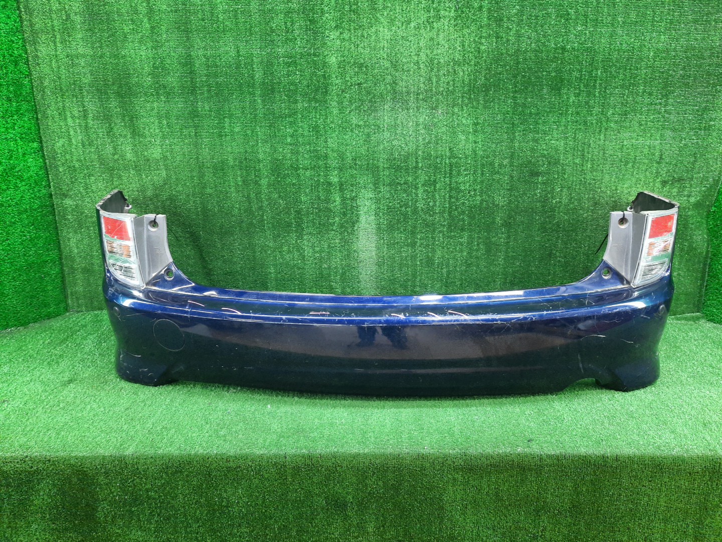 Бампер задний TOYOTA ISIS ZNM10, ZNM10W, ANM10, ANM10W, ANM15, ANM15W, ZGM10, ZGM10W, ZGM11, ZGM11W, ZGM15, ZGM15W, ANM10G, ZGM10G, ANM15G, ZNM10G, ZGM11G, ZGM15G 13784 1 ракурс