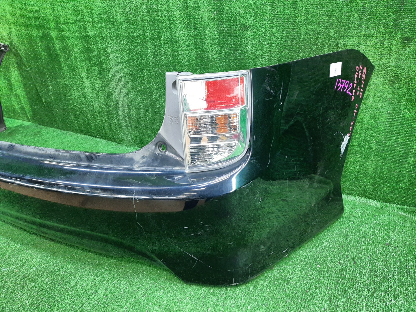Бампер задний TOYOTA ISIS ZNM10, ZNM10W, ANM10, ANM10W, ANM15, ANM15W, ZGM10, ZGM10W, ZGM11, ZGM11W, ZGM15, ZGM15W, ANM10G, ZGM10G, ANM15G, ZNM10G, ZGM11G, ZGM15G 13792 3 ракурс
