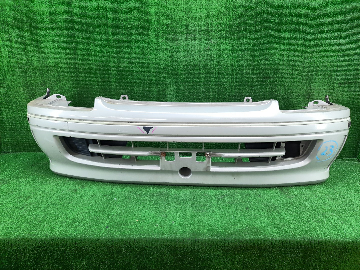 Бампер передний TOYOTA HIACE TRH102V, TRH112V, LH129V, YY101, KZH138V, KZH100G, KZH106G, LH100G, LH107G, LH119V, LH186, KZH120G, LH172V, LH106, LH113V, RZH101G, KZH116G, KZH126G, LH178V, RZH100G, LH109, RZH102V, LH103V, LH168V 13856 1 ракурс