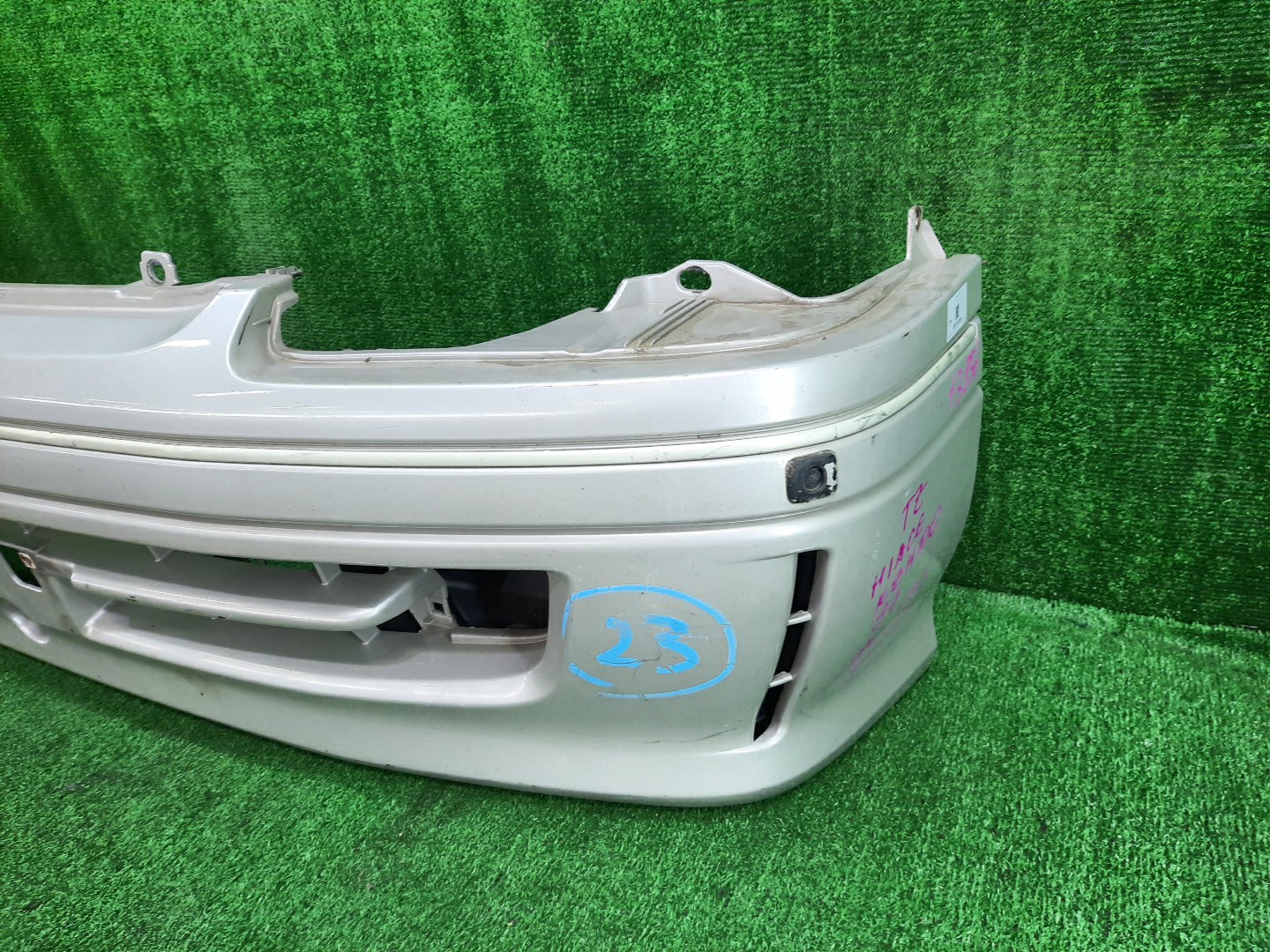 Бампер передний TOYOTA HIACE TRH102V, TRH112V, LH129V, YY101, KZH138V, KZH100G, KZH106G, LH100G, LH107G, LH119V, LH186, KZH120G, LH172V, LH106, LH113V, RZH101G, KZH116G, KZH126G, LH178V, RZH100G, LH109, RZH102V, LH103V, LH168V 13856 4 ракурс