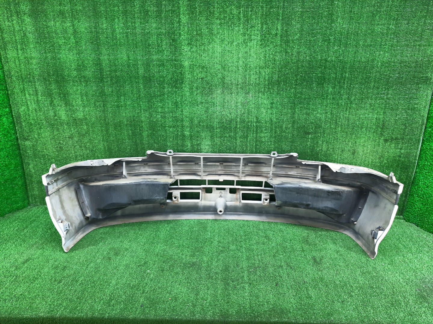 Бампер передний TOYOTA HIACE TRH102V, TRH112V, LH129V, YY101, KZH138V, KZH100G, KZH106G, LH100G, LH107G, LH119V, LH186, KZH120G, LH172V, LH106, LH113V, RZH101G, KZH116G, KZH126G, LH178V, RZH100G, LH109, RZH102V, LH103V, LH168V 13863 4 ракурс