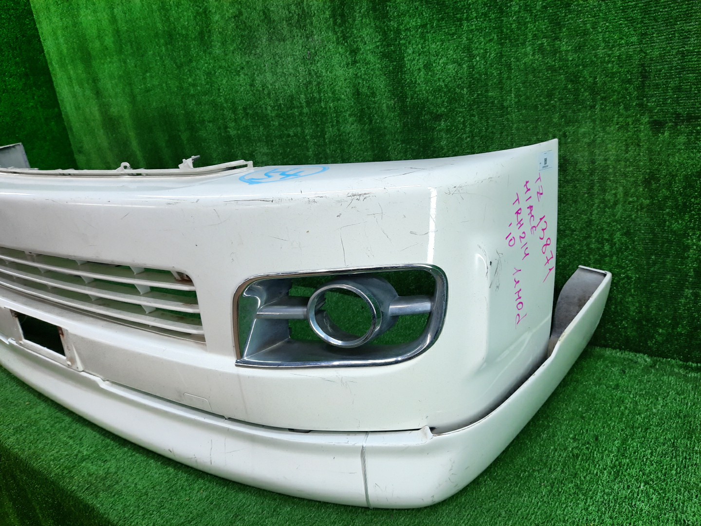 Бампер передний TOYOTA HIACE TRH214 52119-26490 3 ракурс
