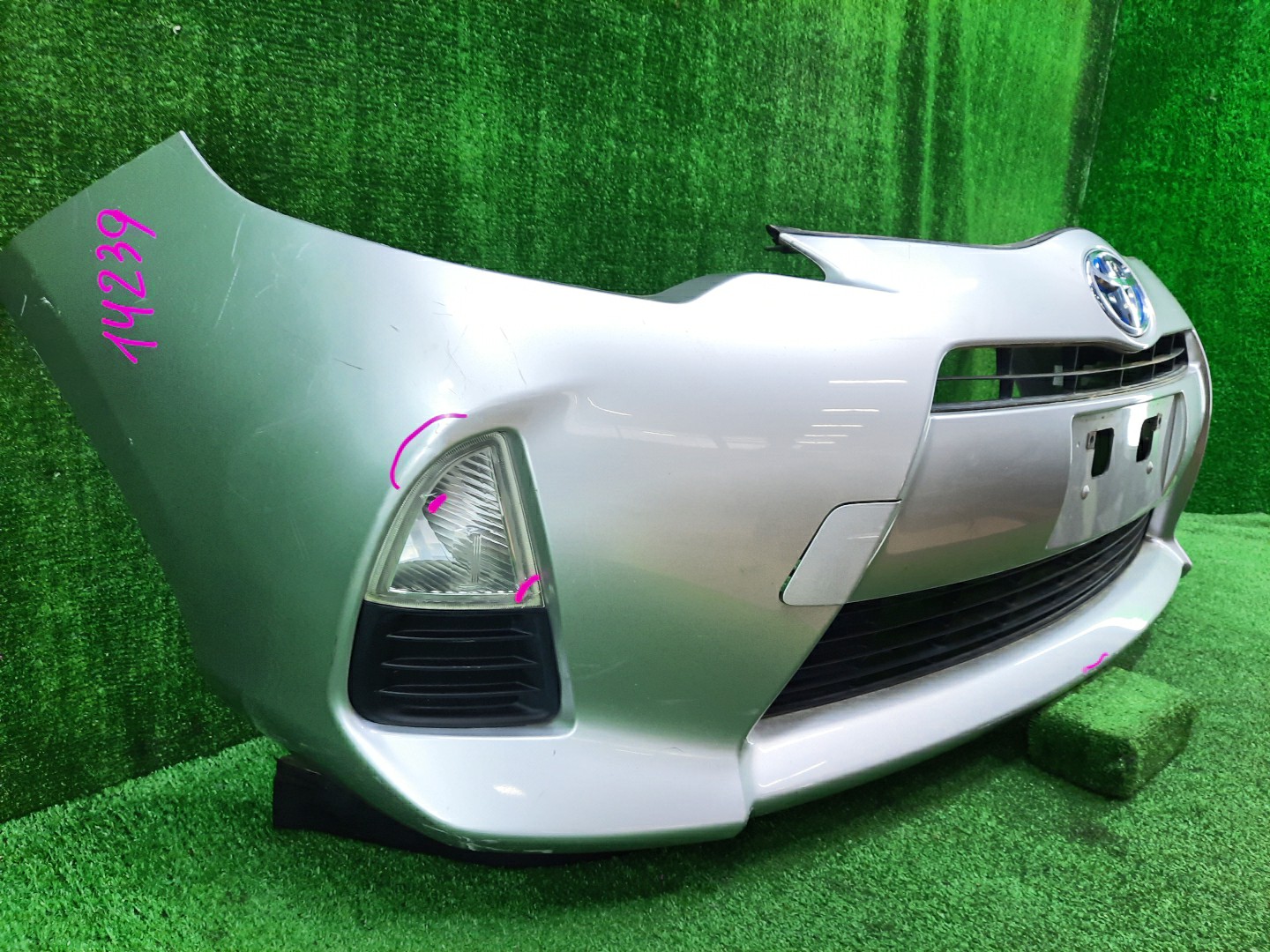 Бампер передний TOYOTA AQUA NHP10 14239 2 ракурс