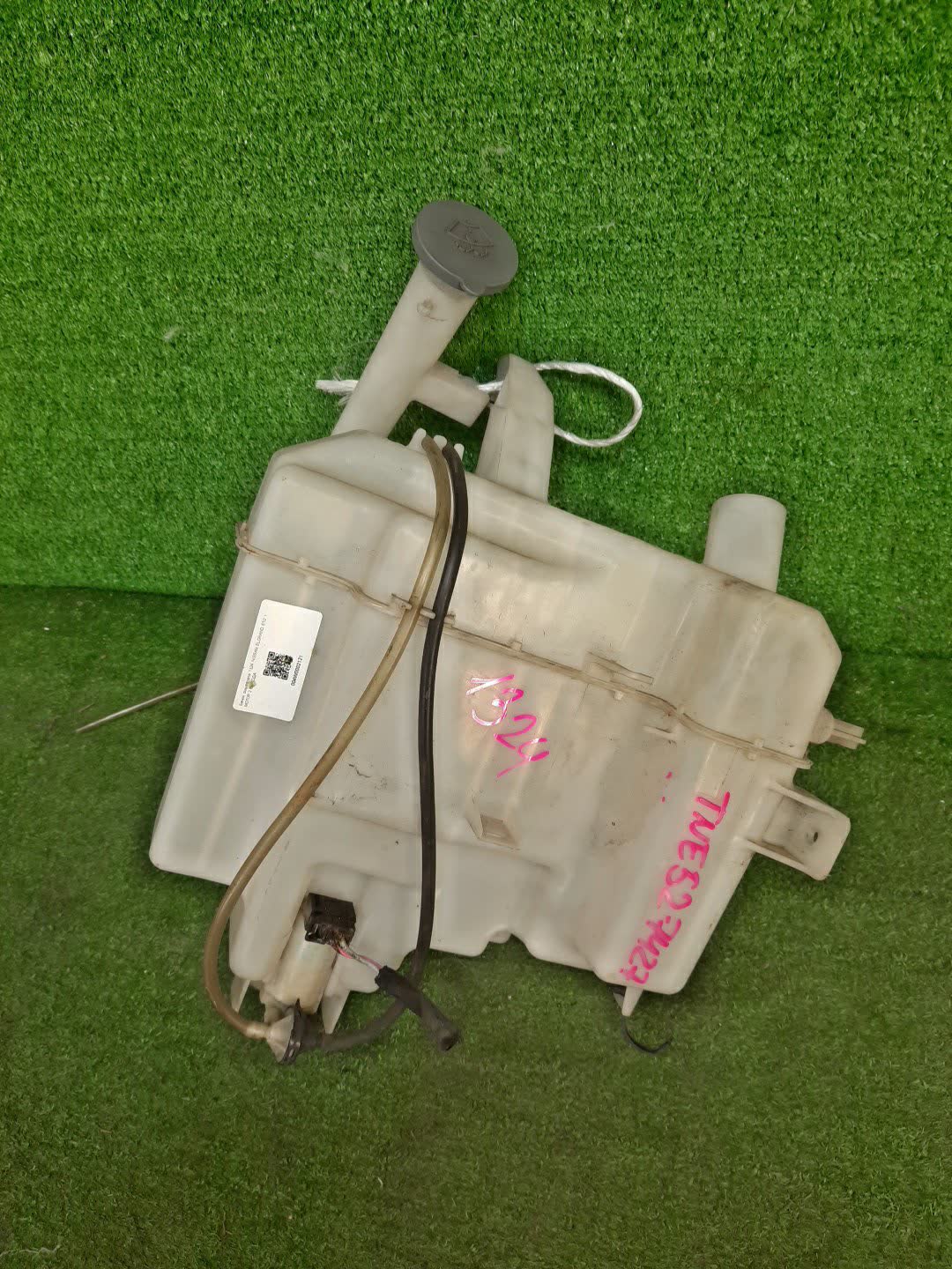 Бачок омывателя NISSAN ELGRAND E52 1324 1 ракурс
