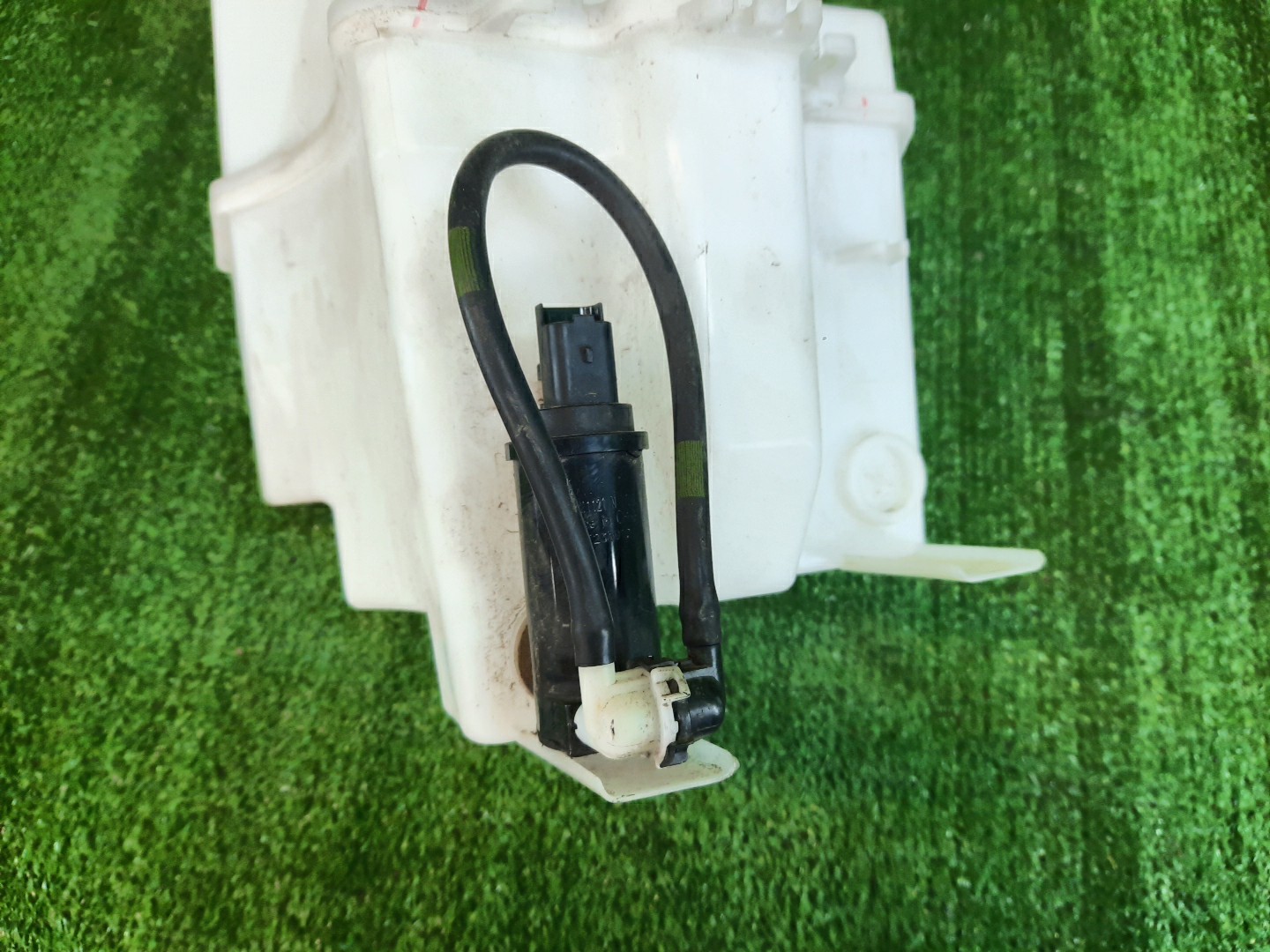 Бачок омывателя правый передний NISSAN X-TRAIL T33, SNT33 1842 3 ракурс