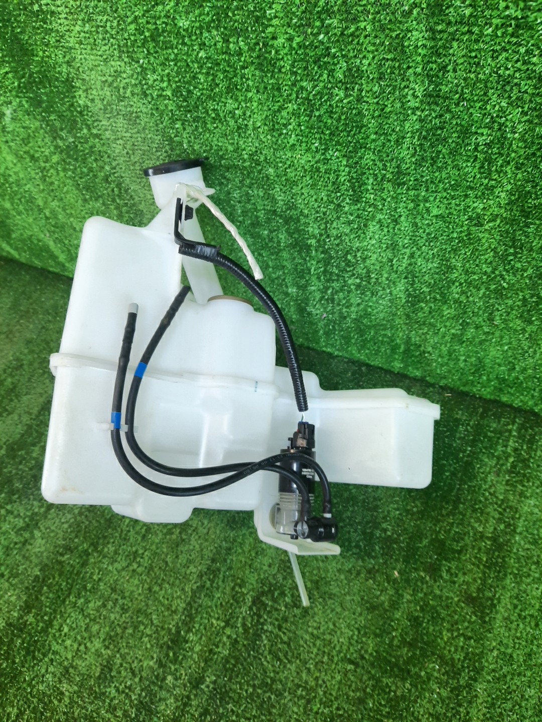 Бачок омывателя TOYOTA PRIUS MXWH60 1847 2 ракурс