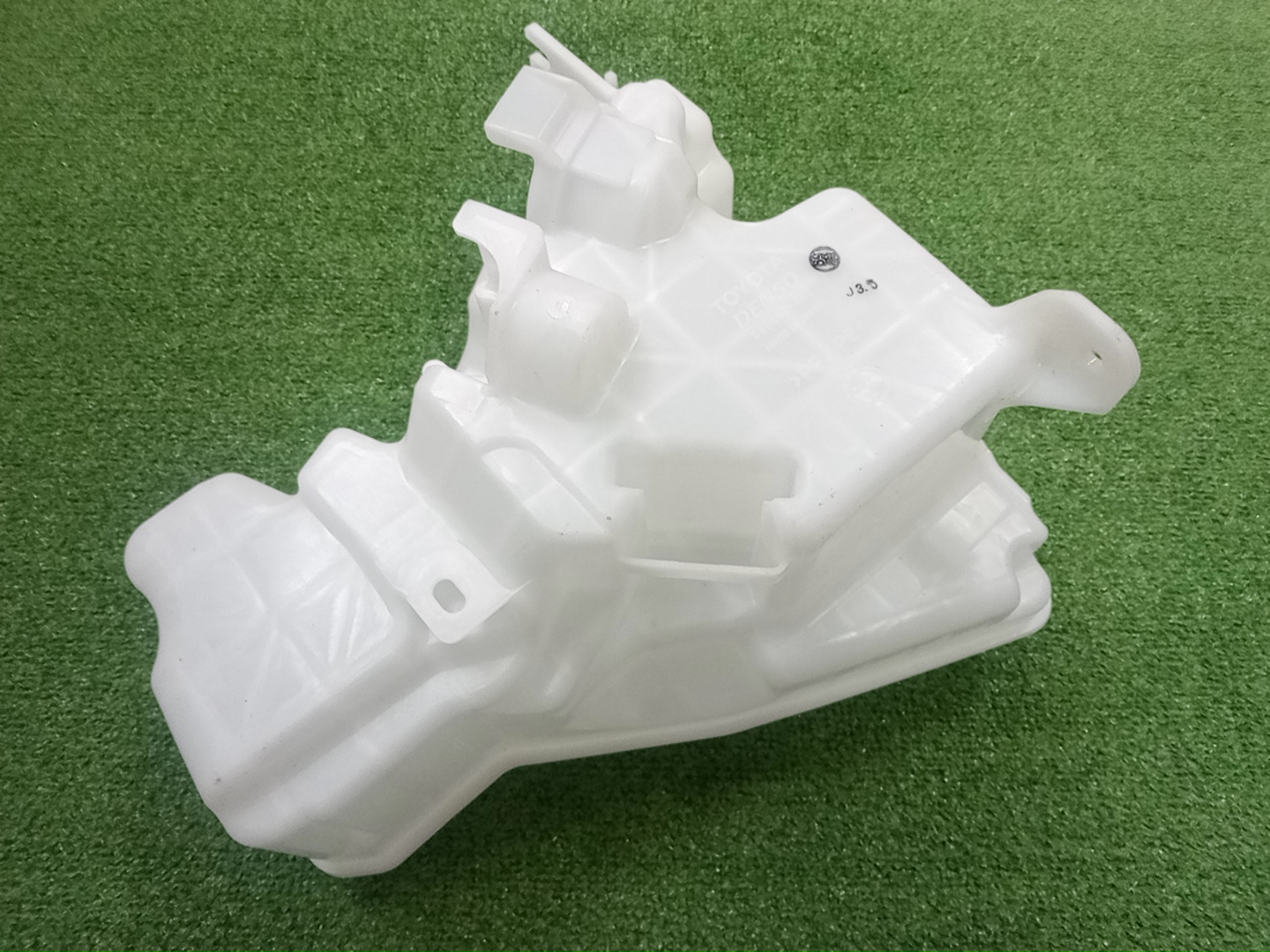 Бачок омывателя TOYOTA CROWN AWS210 85355-30070 3 ракурс Бачок омывателя TOYOTA CROWN AWS210 85355-30070 3 ракурс