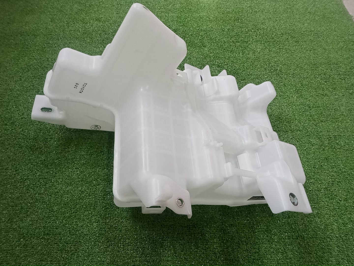Бачок омывателя TOYOTA CROWN ARS220 85355-30120 2 ракурс Бачок омывателя TOYOTA CROWN ARS220 85355-30120 2 ракурс