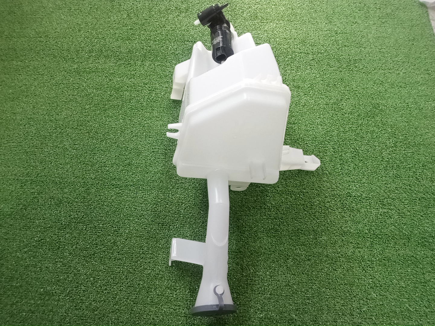 Бачок омывателя NISSAN KICKS P15 28910-5RY0A 3 ракурс Бачок омывателя NISSAN KICKS P15 28910-5RY0A 3 ракурс