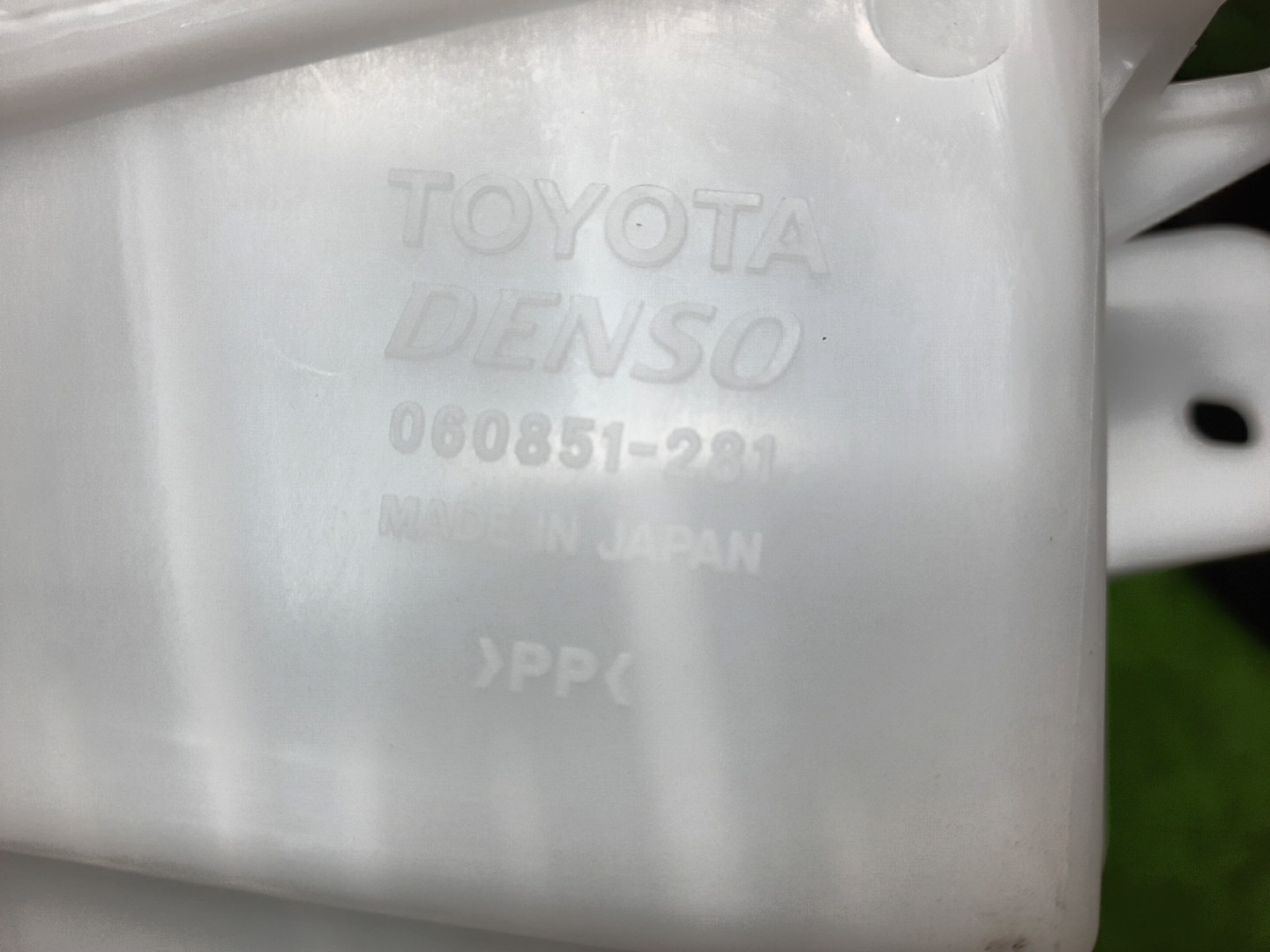 Бачок омывателя TOYOTA PREMIO, ALLION ZRT265, ZRT260, NZT260, ZRT261 85315-20690 4 ракурс
