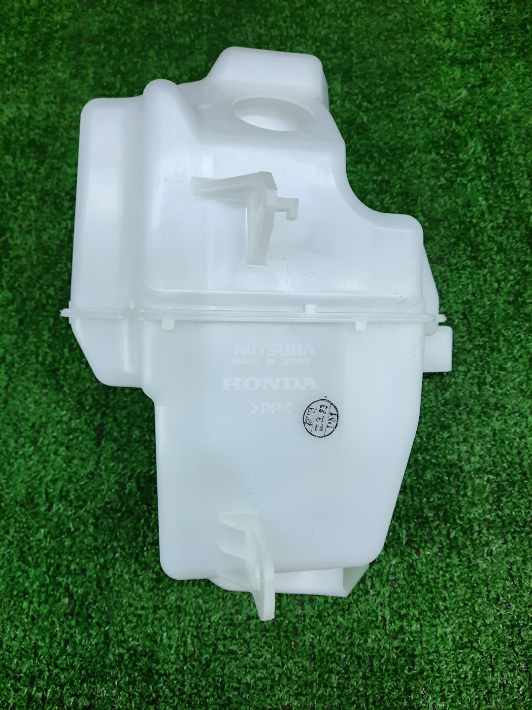 Бачок омывателя HONDA VEZEL RV4 76841-3M0-003 2 ракурс