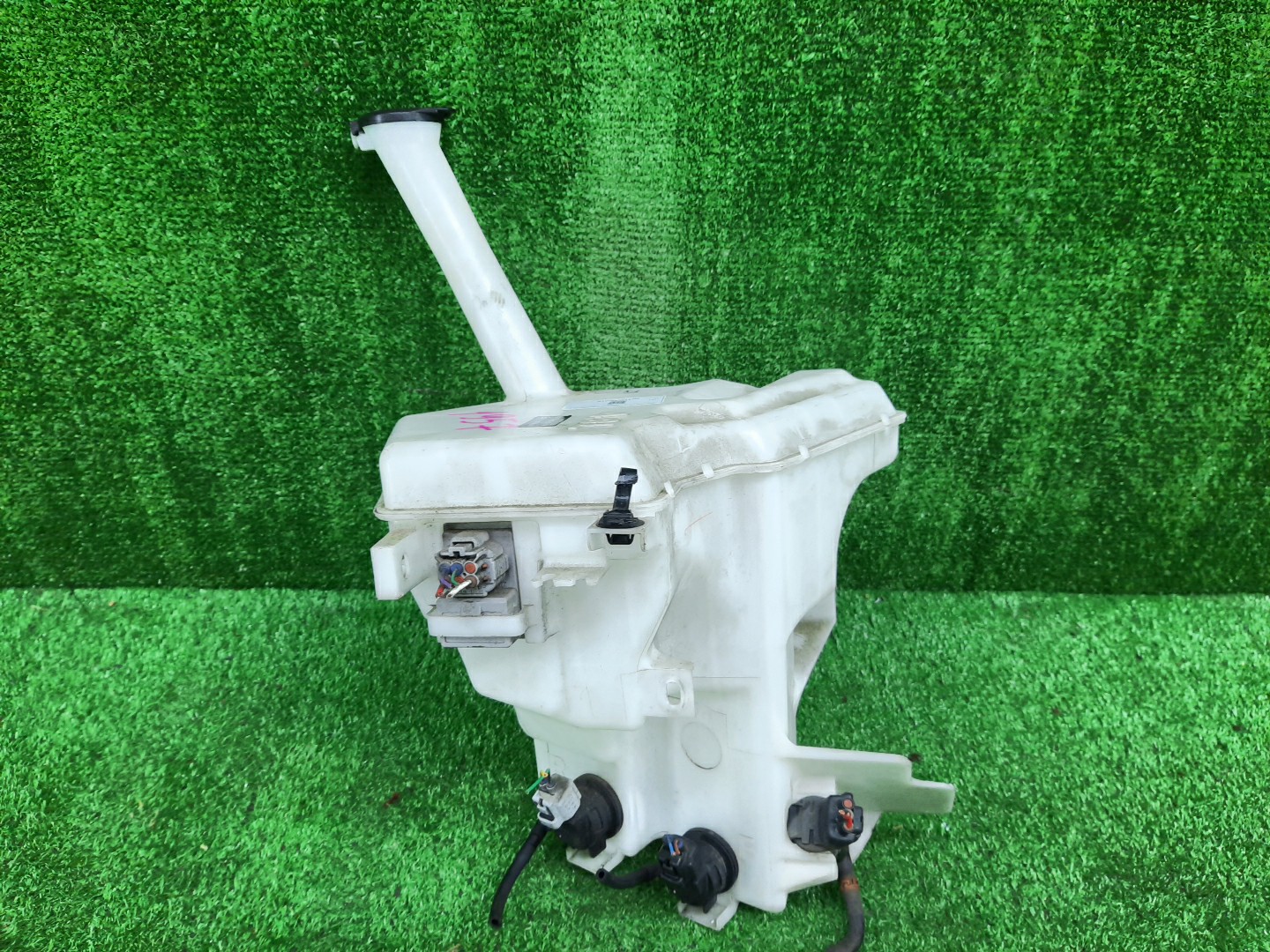 Бачок омывателя TOYOTA AQUA NHP10 1957 1 ракурс