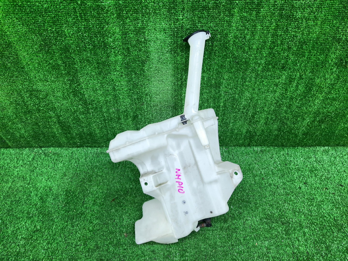 Бачок омывателя TOYOTA AQUA NHP10 1957 3 ракурс