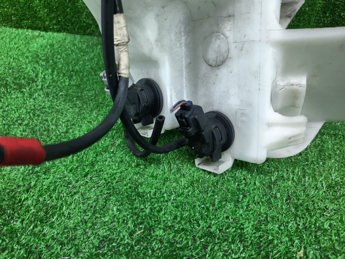 Бачок омывателя TOYOTA AQUA NHP10 1958 2 ракурс