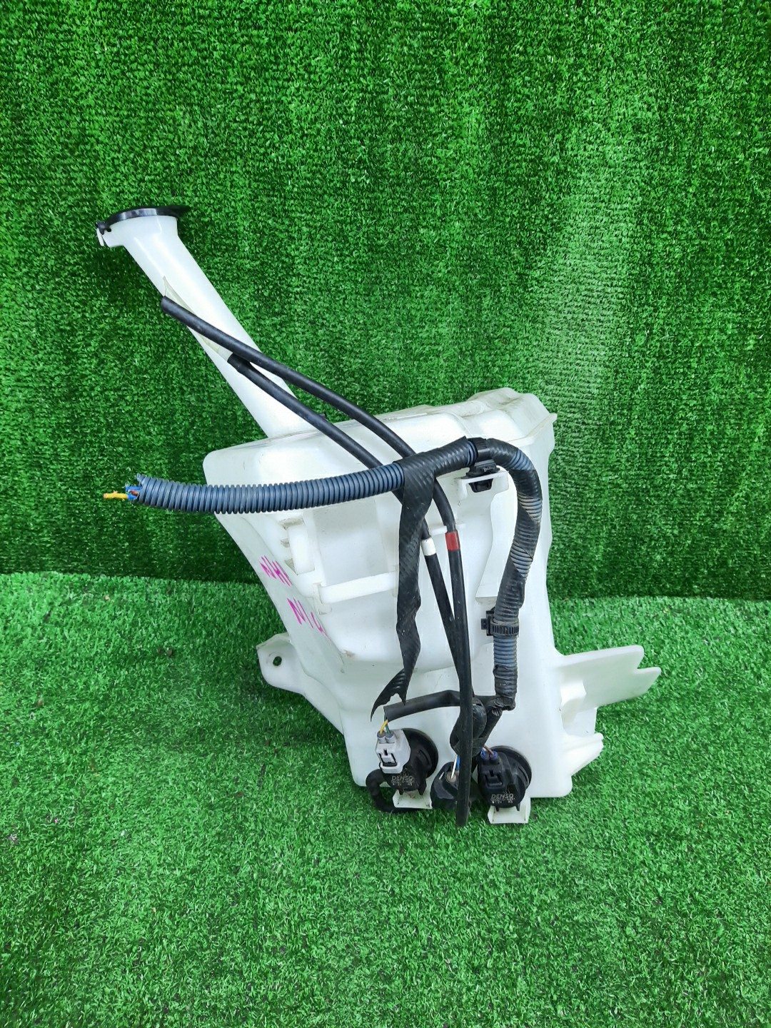 Бачок омывателя TOYOTA AQUA NHP10 1983 2 ракурс