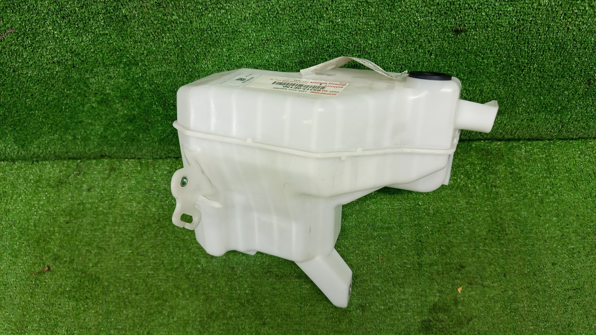 Бачок омывателя TOYOTA HIGHLANDER GSU70 85315-0E150 2 ракурс Бачок омывателя TOYOTA HIGHLANDER GSU70 85315-0E150 2 ракурс