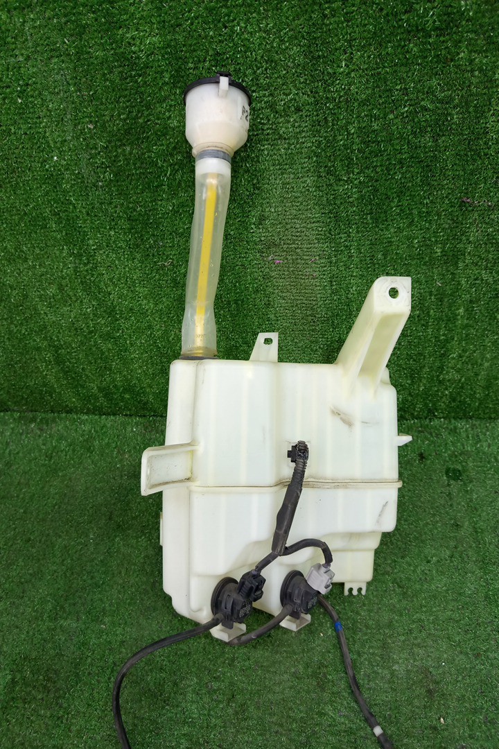 Бачок омывателя TOYOTA PRIUS ZVW30 2012 1 ракурс Бачок омывателя TOYOTA PRIUS ZVW30 2012 1 ракурс