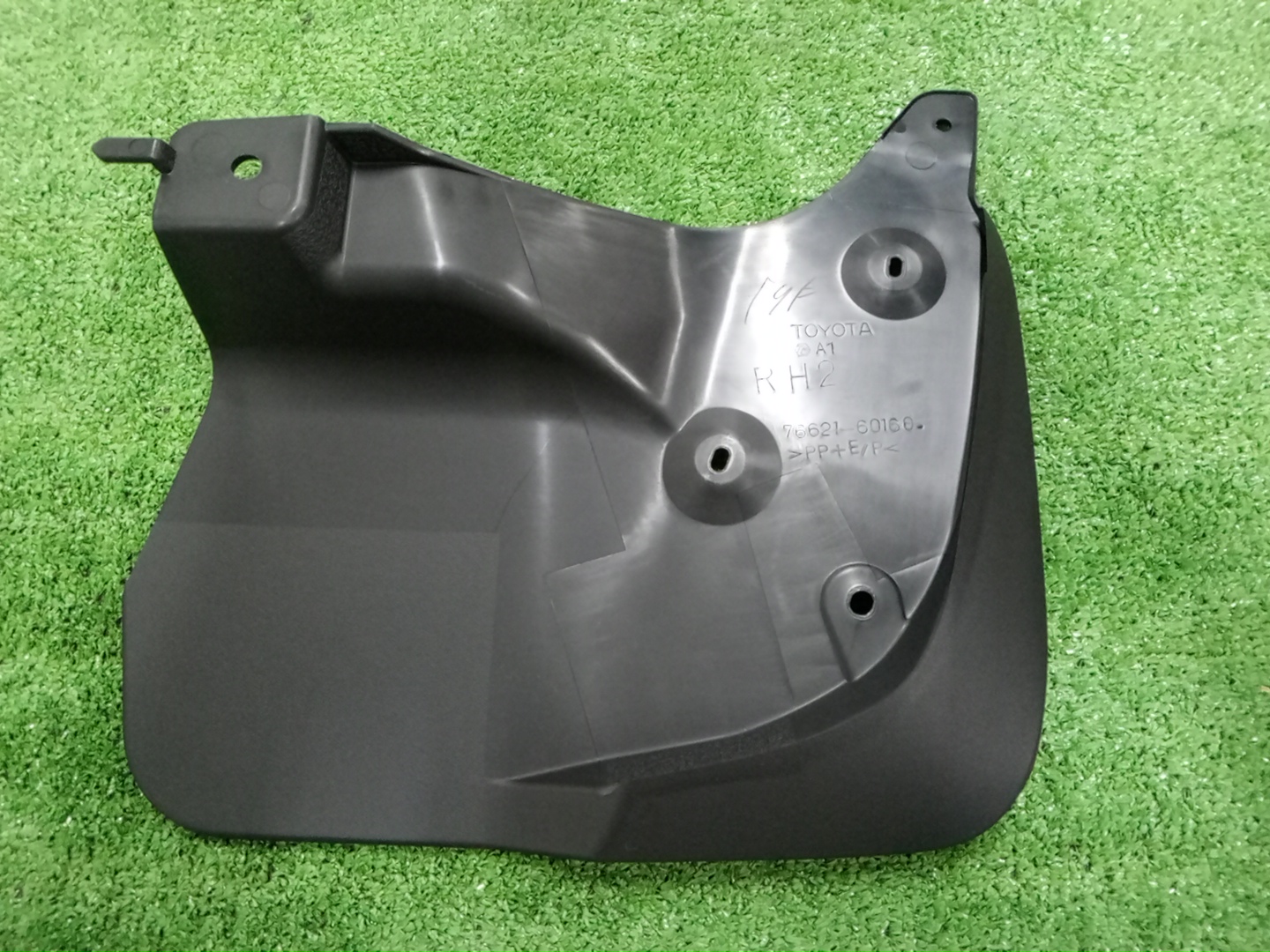 Брызговик правый передний TOYOTA LAND CRUISER URJ202 76621-60160 5 ракурс