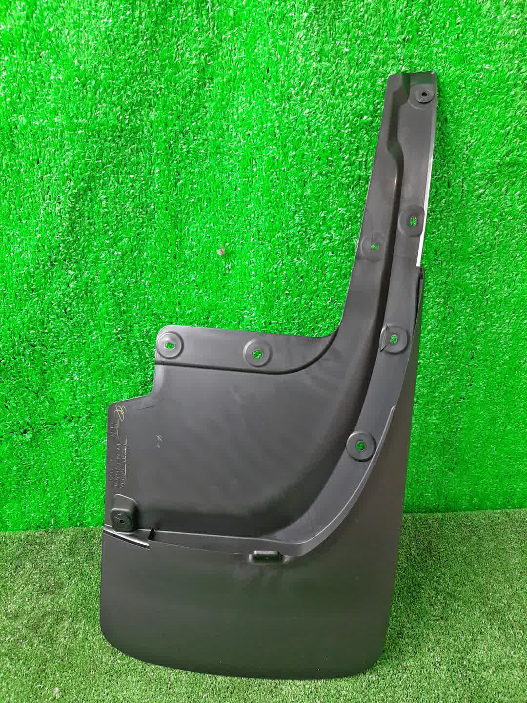Брызговик правый задний TOYOTA LAND CRUISER URJ202 76625-60240 1 ракурс
