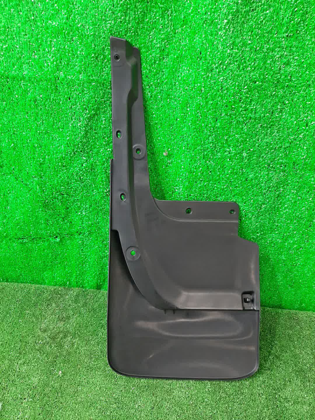 Брызговик правый задний TOYOTA LAND CRUISER URJ202 76625-60240 2 ракурс