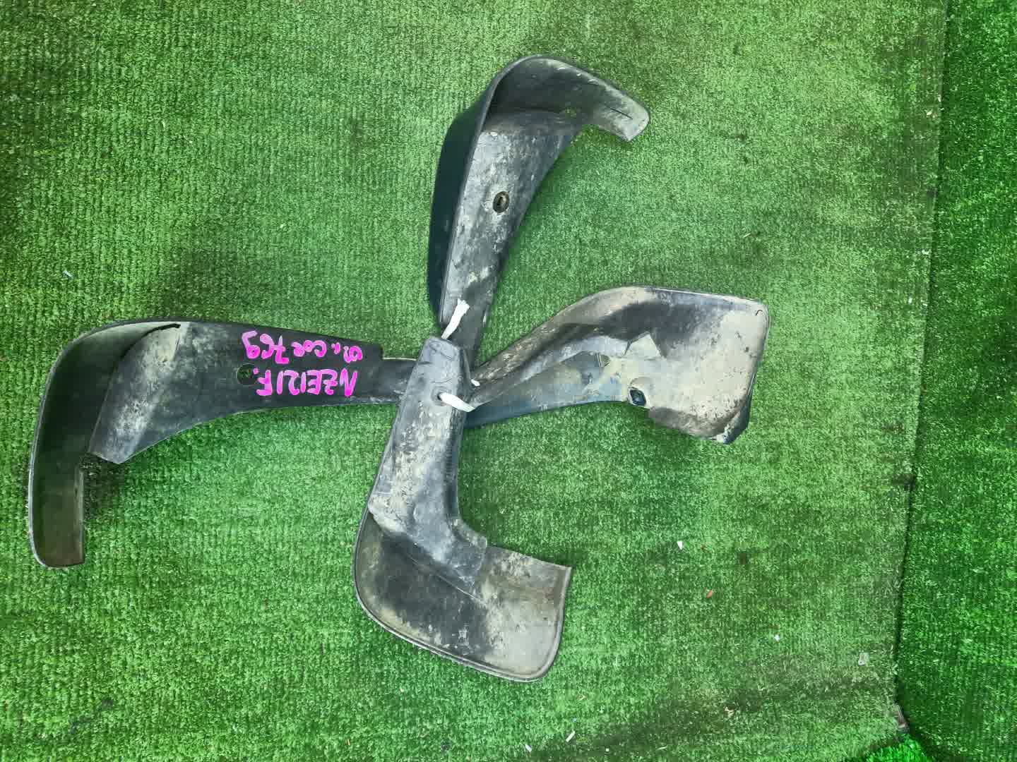Брызговик TOYOTA COROLLA FIELDER NZE121G 3 ракурс