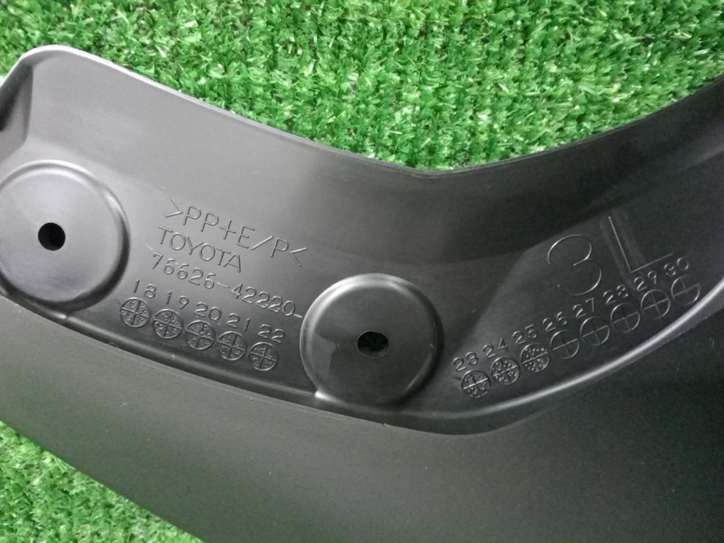 Брызговик левый задний TOYOTA RAV4 MXAA54 76626-42220 3 ракурс