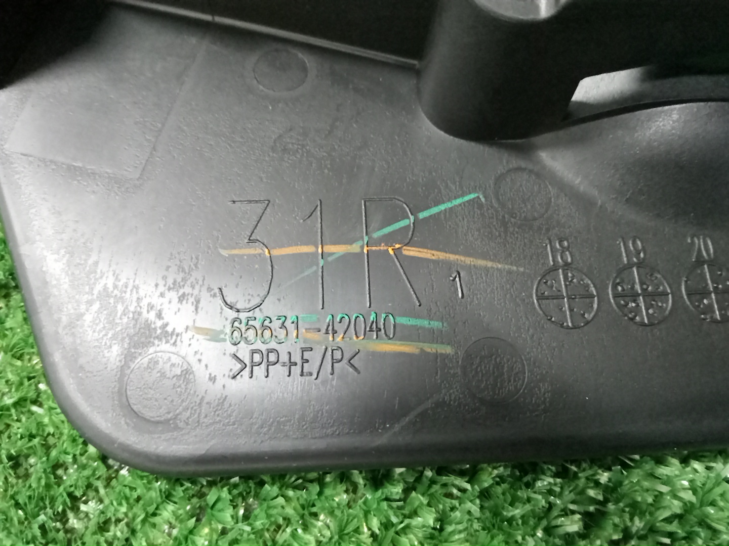 Брызговик правый задний TOYOTA RAV4 MXAA54 65631-42040 3 ракурс