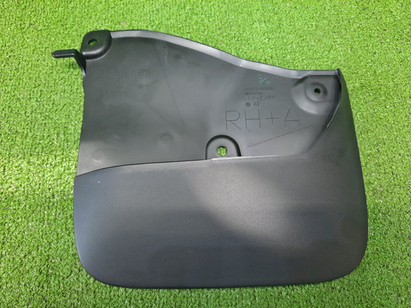 Брызговик правый передний TOYOTA LAND CRUISER VJA300W 76621-60200 1 ракурс