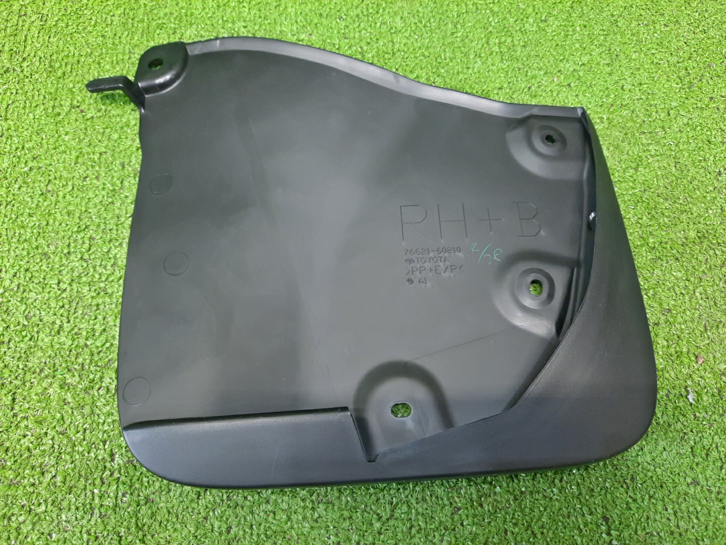 Брызговик правый передний TOYOTA LAND CRUISER VJA300W 76621-60210 1 ракурс