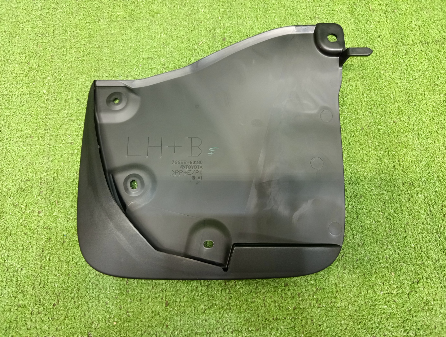 Брызговик левый передний TOYOTA LAND CRUISER VJA300W 76622-60180 1 ракурс