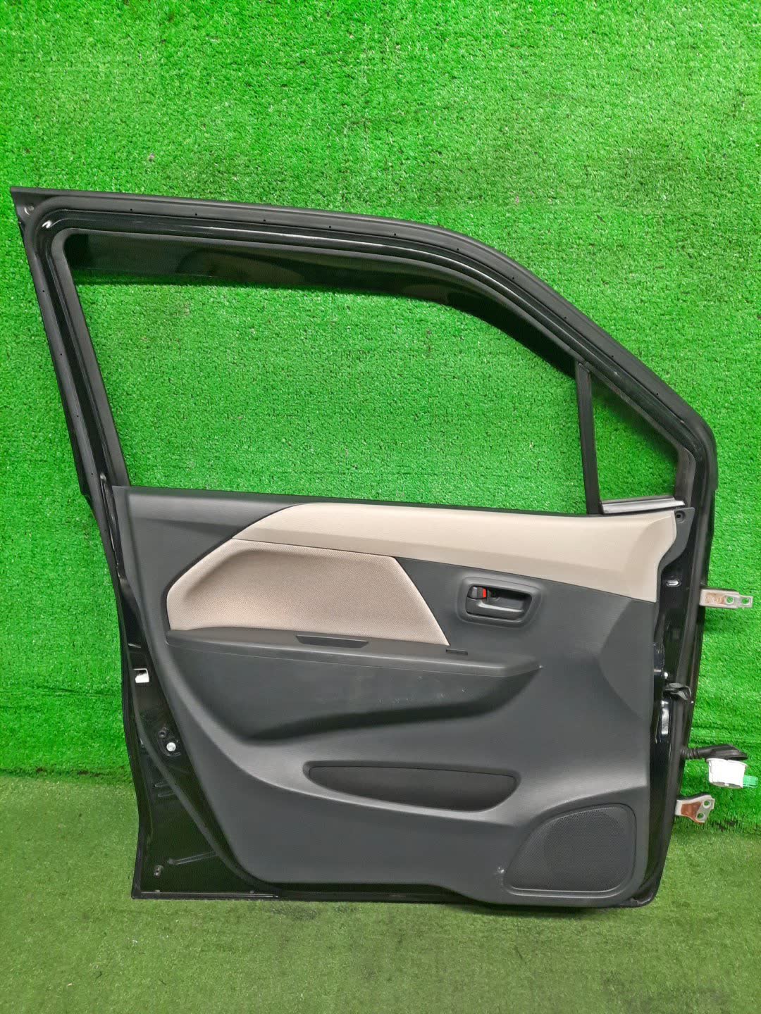 Дверь левая передняя SUZUKI WAGON R MH34S 9728 3 ракурс Дверь левая передняя SUZUKI WAGON R MH34S 9728 3 ракурс