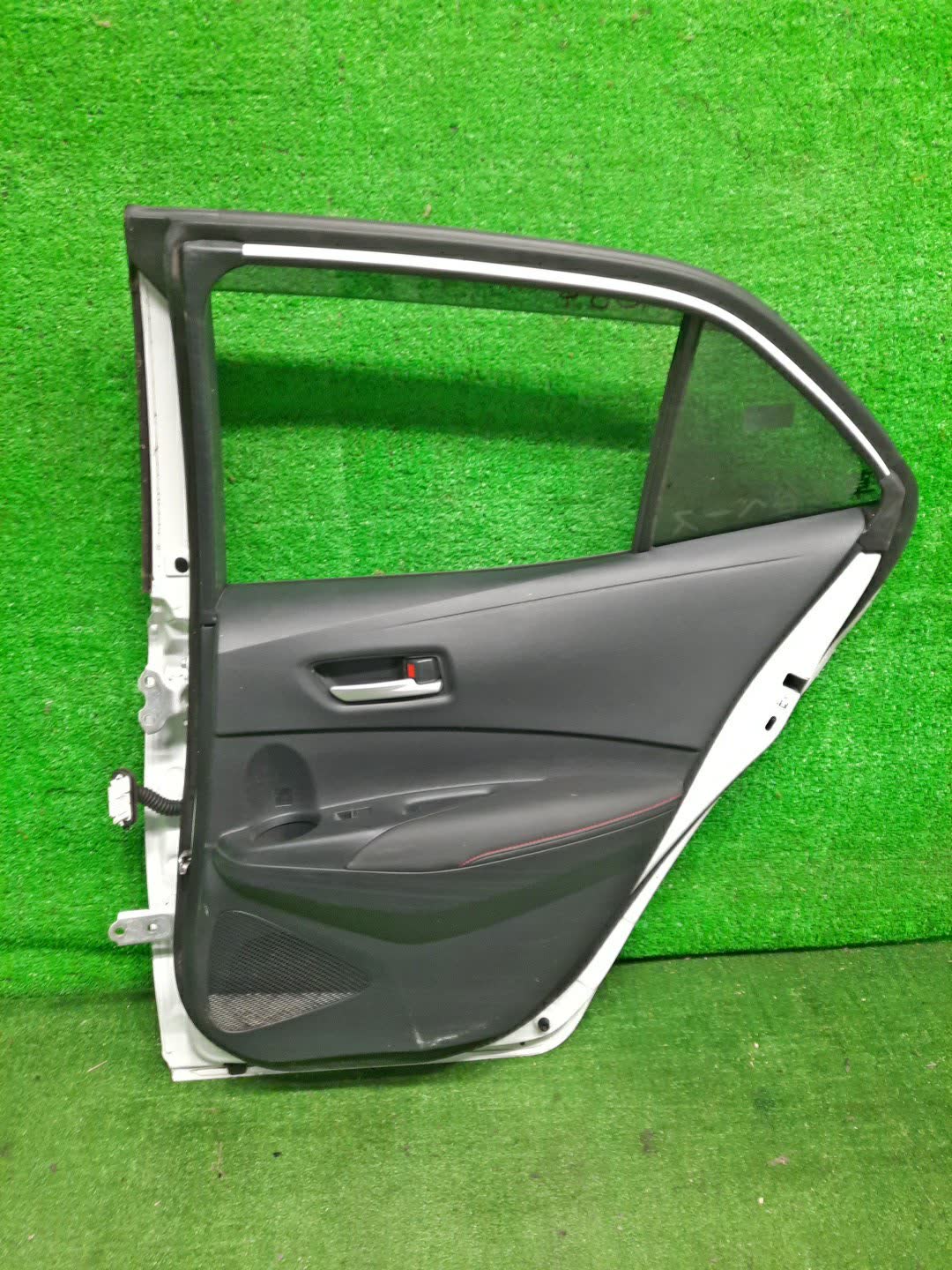 Дверь правая задняя TOYOTA COROLLA NRE210H, ZWE213H, NRE214H, ZWE211H, ZWE219H, MZEA12H 1657 3 ракурс