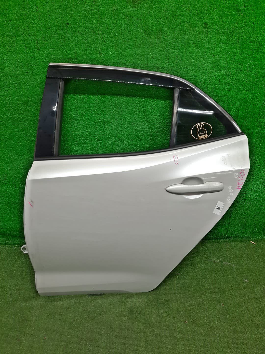 Дверь левая задняя TOYOTA COROLLA NRE210H, ZWE213H, NRE214H, ZWE211H, ZWE219H, MZEA12H 23199 1 ракурс