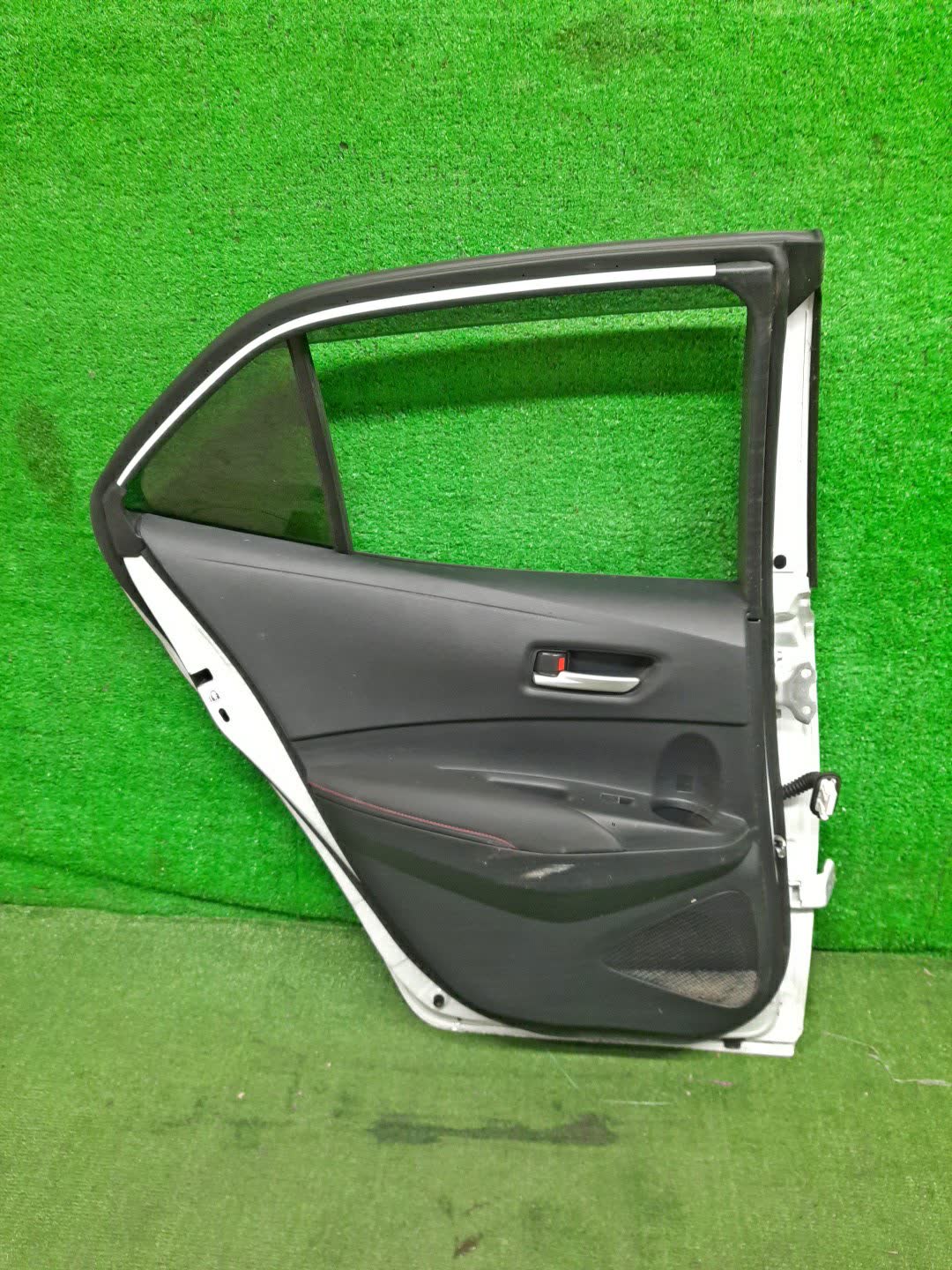 Дверь левая задняя TOYOTA COROLLA NRE210H, ZWE213H, NRE214H, ZWE211H, ZWE219H, MZEA12H 23199 3 ракурс