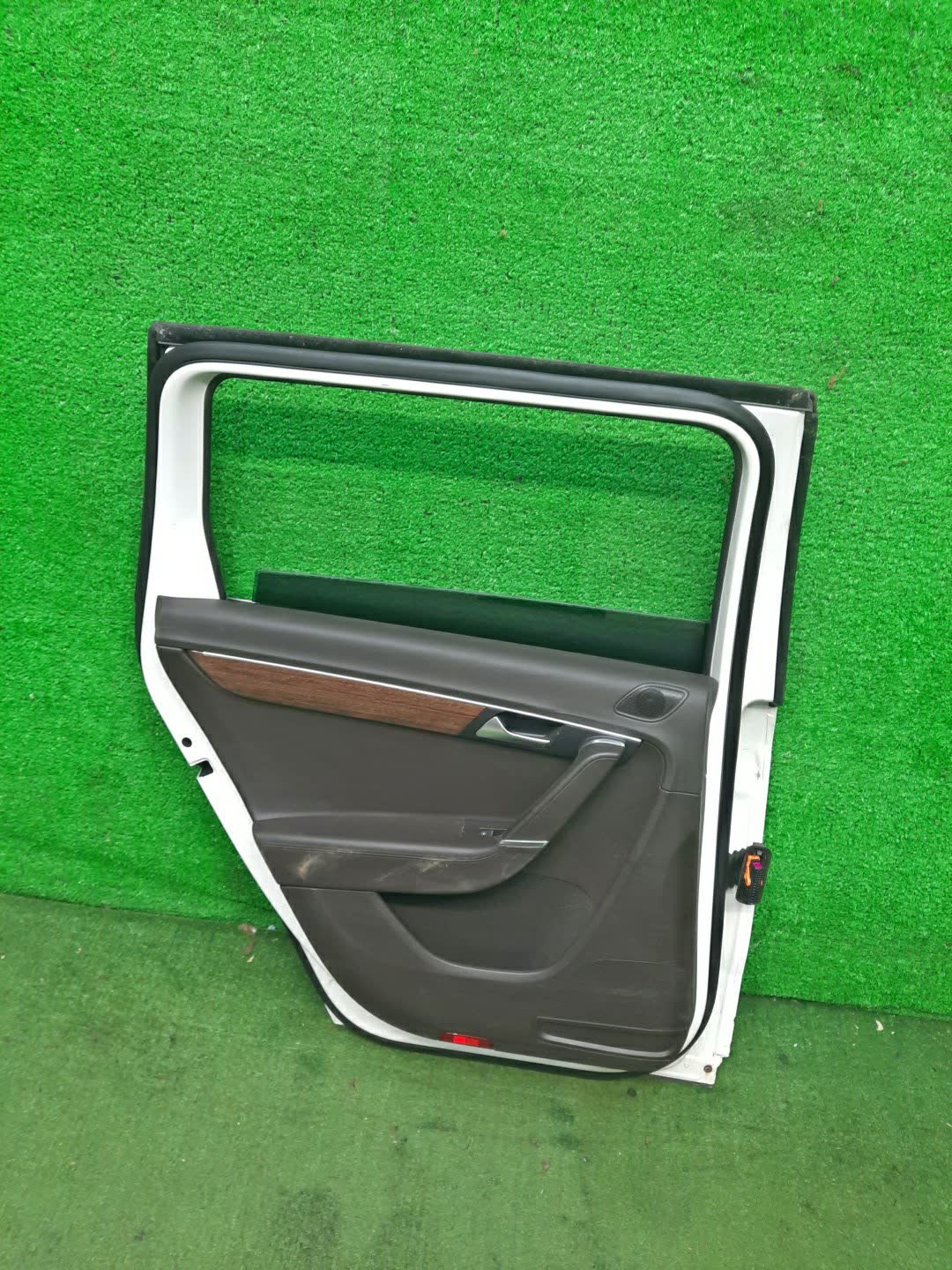 Дверь левая задняя VOLKSWAGEN PASSAT 365 24181 4 ракурс