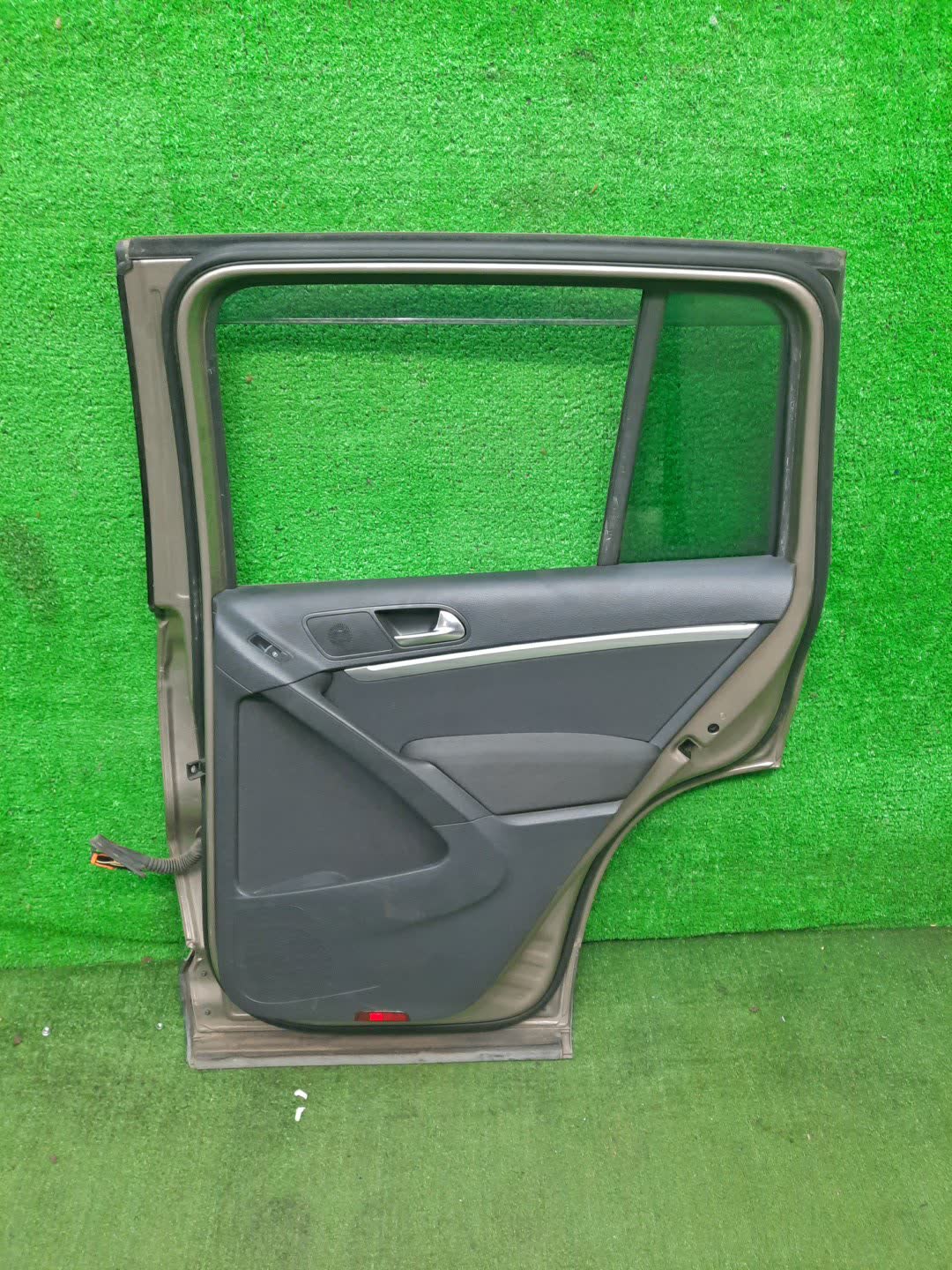 Дверь правая задняя VOLKSWAGEN TIGUAN 5N1, 5N2 5N0833056A 2 ракурс