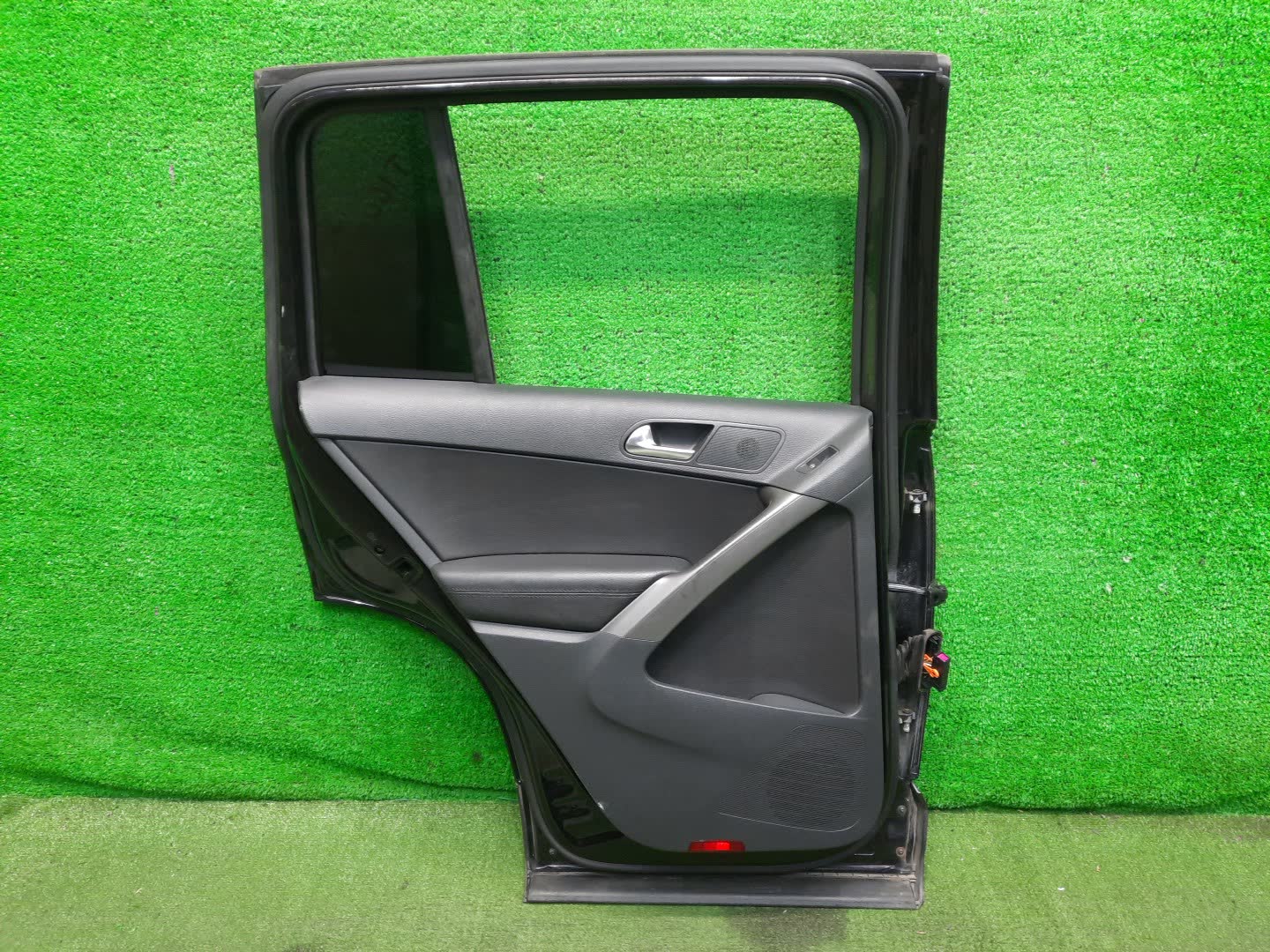 Дверь левая задняя VOLKSWAGEN TIGUAN 5N1, 5N2 5N0833055A 4 ракурс