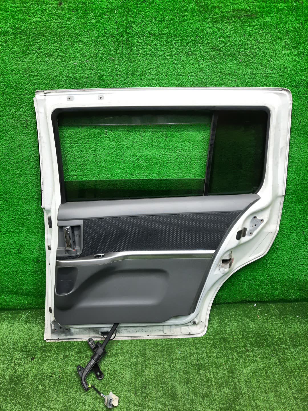 Дверь правая задняя TOYOTA ISIS ZNM10, ZNM10W, ANM10, ANM10W, ANM15, ANM15W, ZGM10, ZGM10W, ZGM11, ZGM11W, ZGM15, ZGM15W, ANM10G, ZGM10G, ANM15G, ZNM10G, ZGM11G, ZGM15G 26858 3 ракурс
